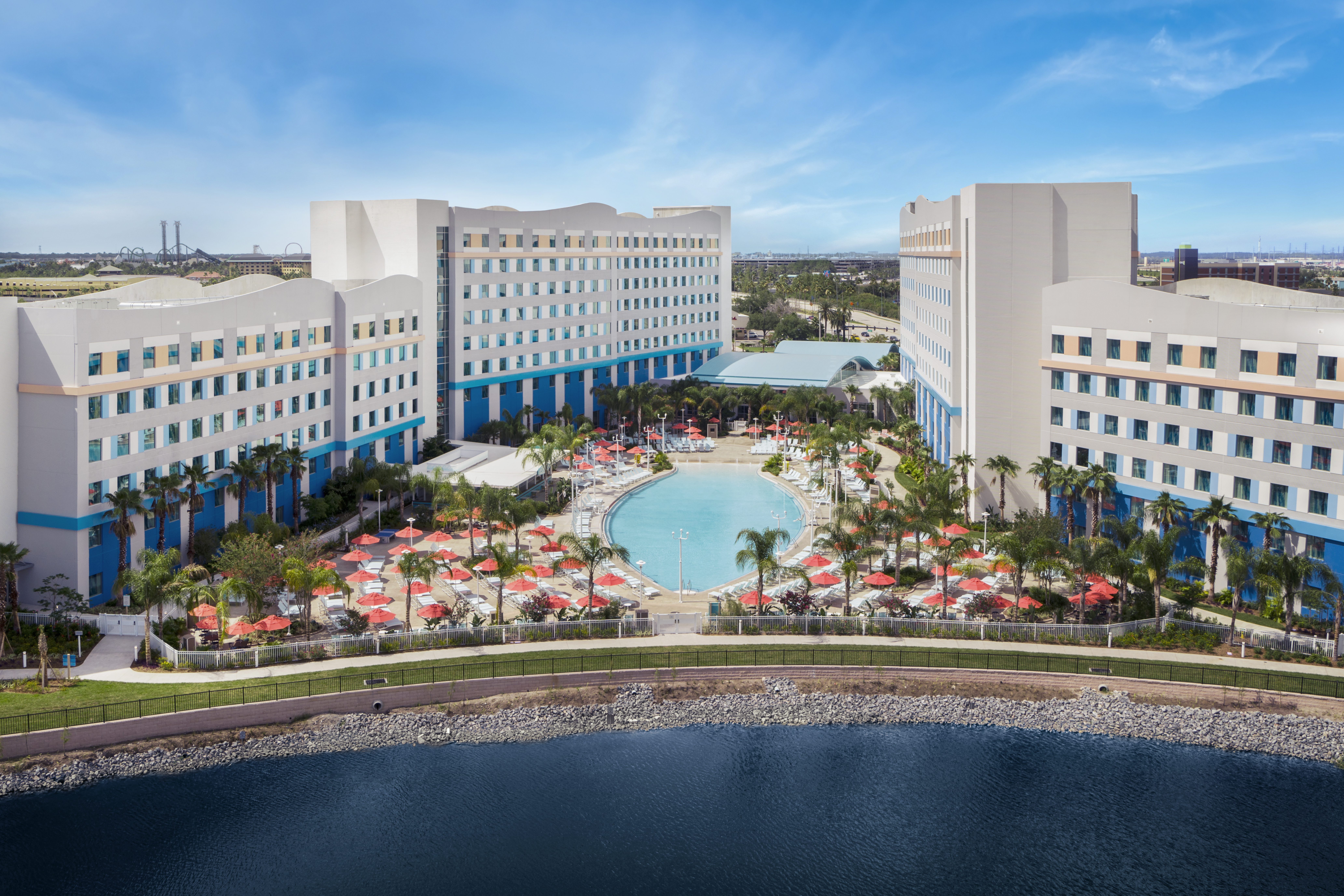 Además de los beneficios que tiene en los parques temáticos, en Surfside Inn and Suites podrá disfrutar de la piscina que tiene forma de tabla de surf, sala de juegos, entre otras.