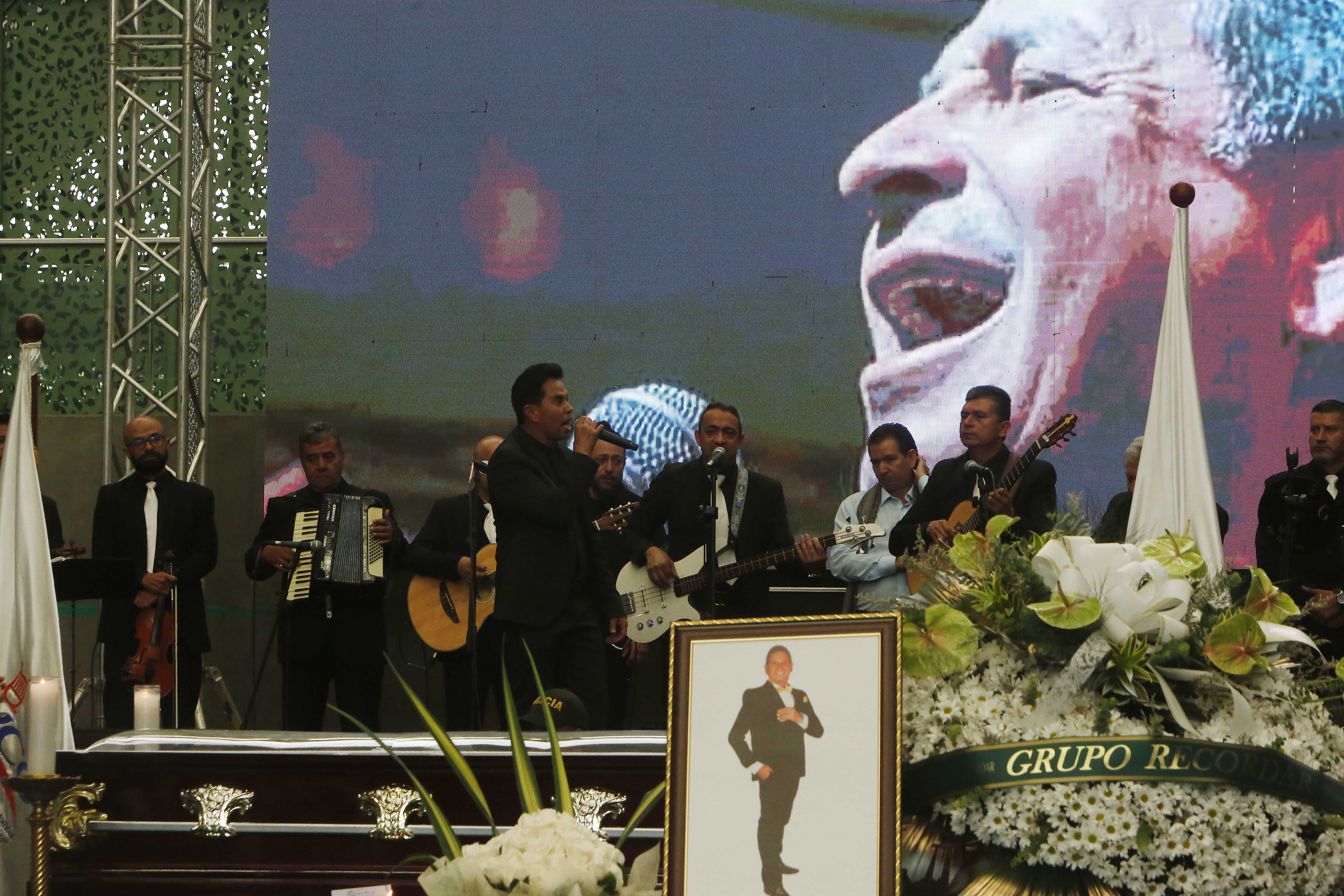 MED101 -MEDELLÍN (COLOMBIA), 28/07/2022.- El cantante colombiano Jhonny Rivera (c), canta frente al féretro del fallecido cantante colombiano Darío Gómez "El rey del despecho", durante un homenaje hoy en el coliseo Yesid Santos en Medellín (Colombia). EFE/Luis Eduardo Noriega A.
