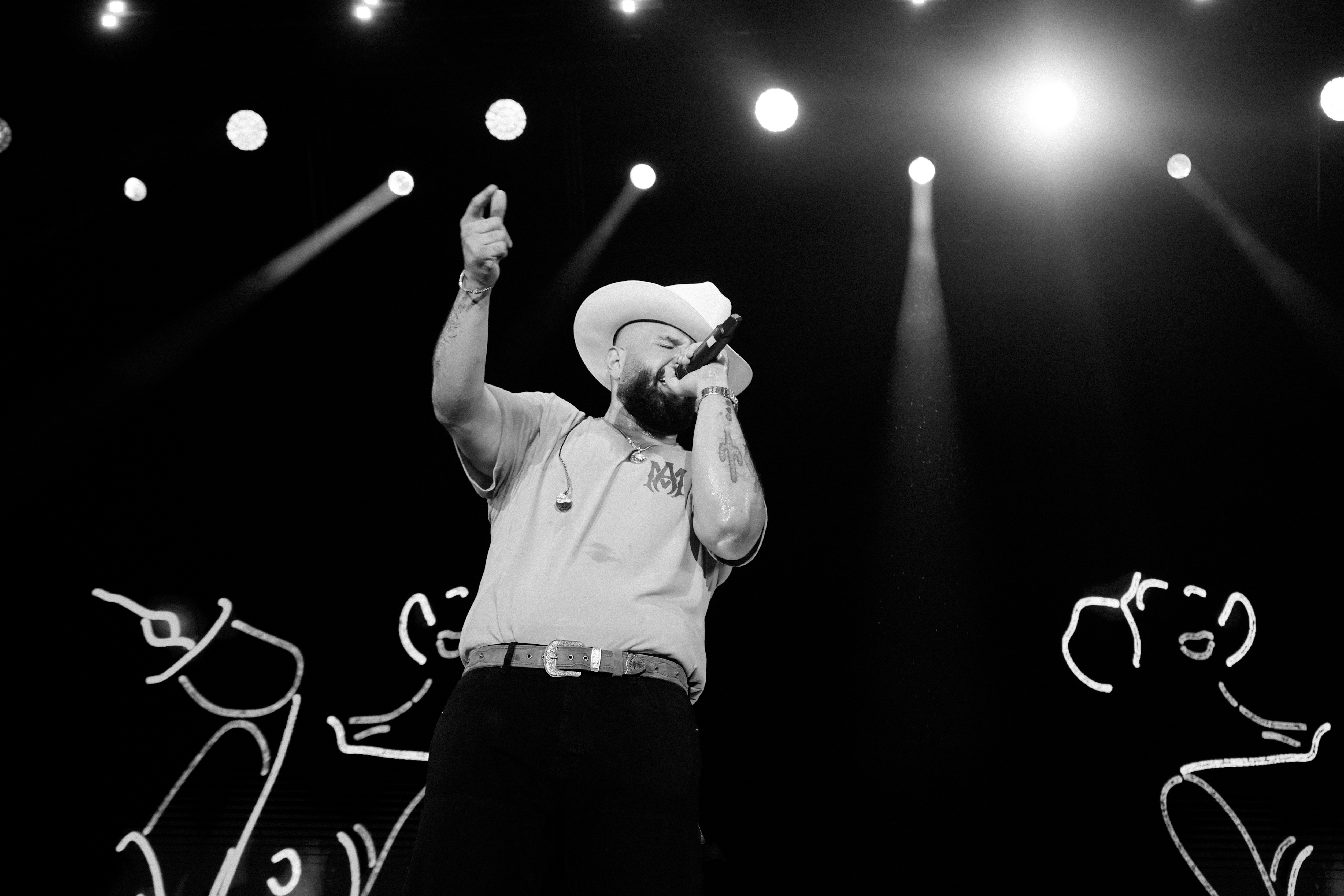 El primer momento de mexicano Carin León estuvo marcado por sus canciones más clásicas, luego interpretó sus covers, en los que incluyó una tanda de más de cinco canciones vallentas y cerró con la noche con sus éxitos más populares.