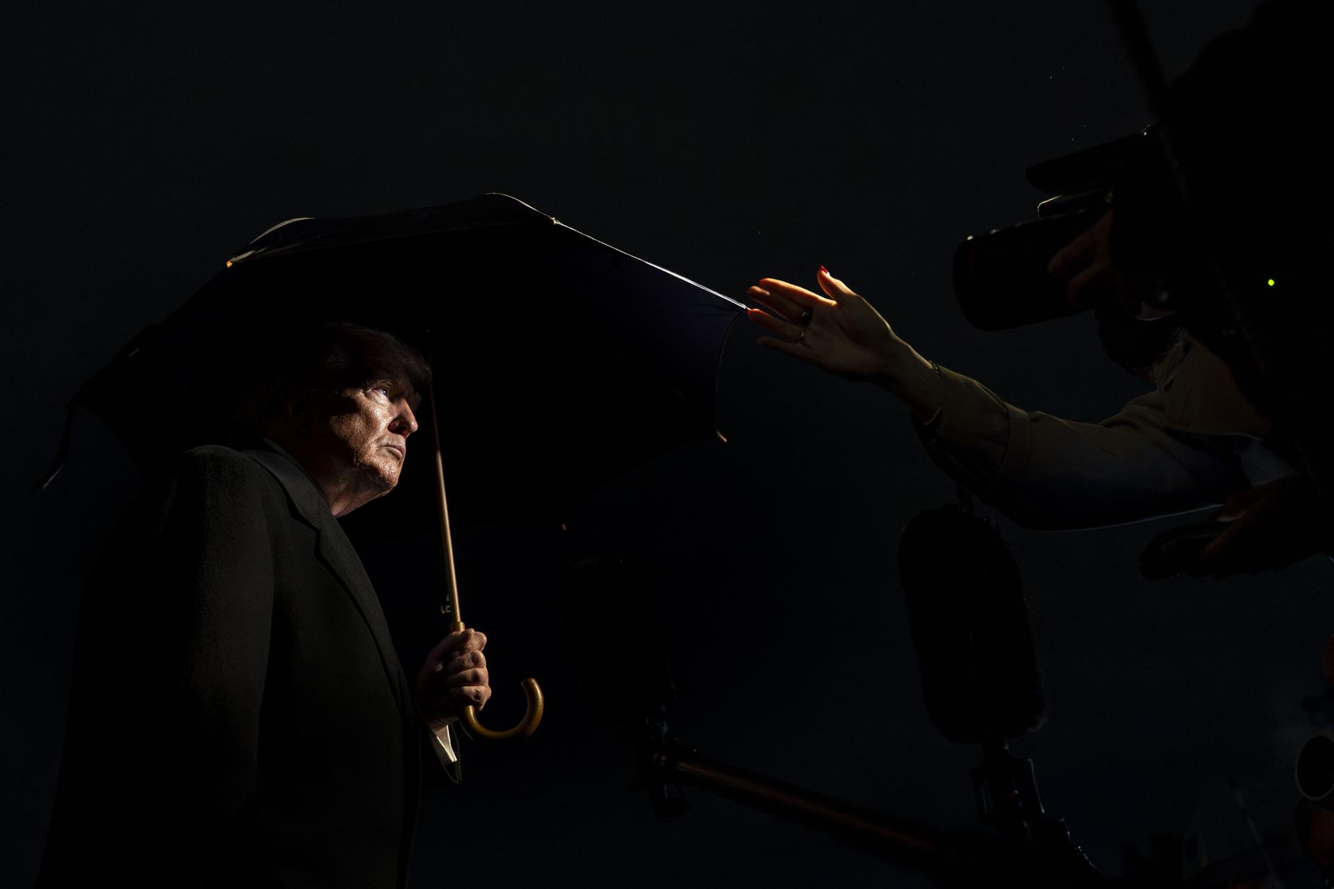WASHINGTON (United States), 10/01/2026.- US President Donald Trump speaks to the press before departing the White House in Washington, DC, USA, 09 January 2026. Trump is traveling to Mar-a-Lago in Palm Beach, Florida to spend the weekend. EFE/EPA/BONNIE CASH / POOL
