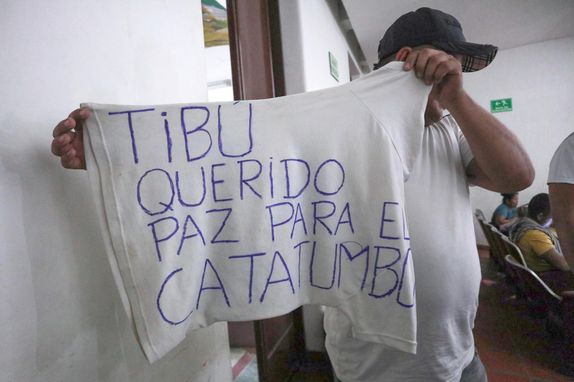 AME2280. BOGOTÁ (COLOMBIA), 16/01/2026.- Fotografía de archivo fechada el 18 de enero de 2025 que muestra a un hombre desplazado por la violencia mostrando una camiseta con una nota escrita pidiendo paz para el Catatumbo en Cúcuta (Colombia). Un año después de que la guerrilla del Ejército de Liberación Nacional (ELN) iniciara una guerra contra el Frente 33 de las disidencias de las FARC por el control del Catatumbo, que deja cerca de un centenar de muertos y más de 100.000 personas desplazadas, la crisis sigue sin solución, mientras el Ejército asegura que ha reforzado su presencia en esa zona. EFE/ Mario Caicedo /ARCHIVO