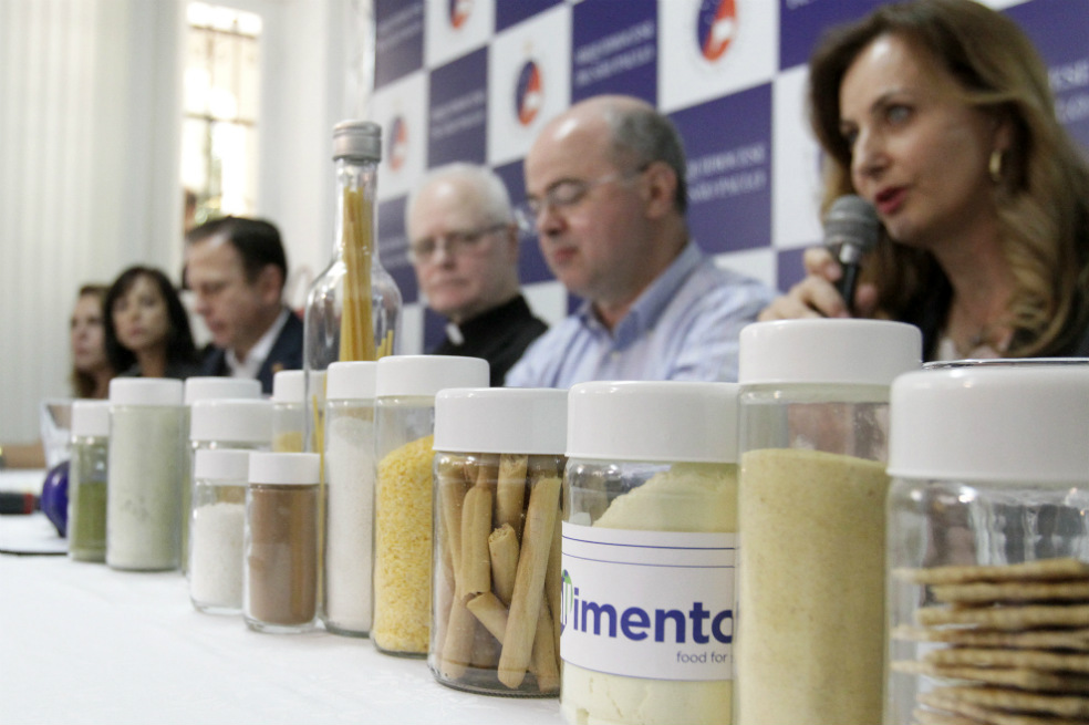La polémica «comida de perro» llegará a escuelas de Sao Paulo