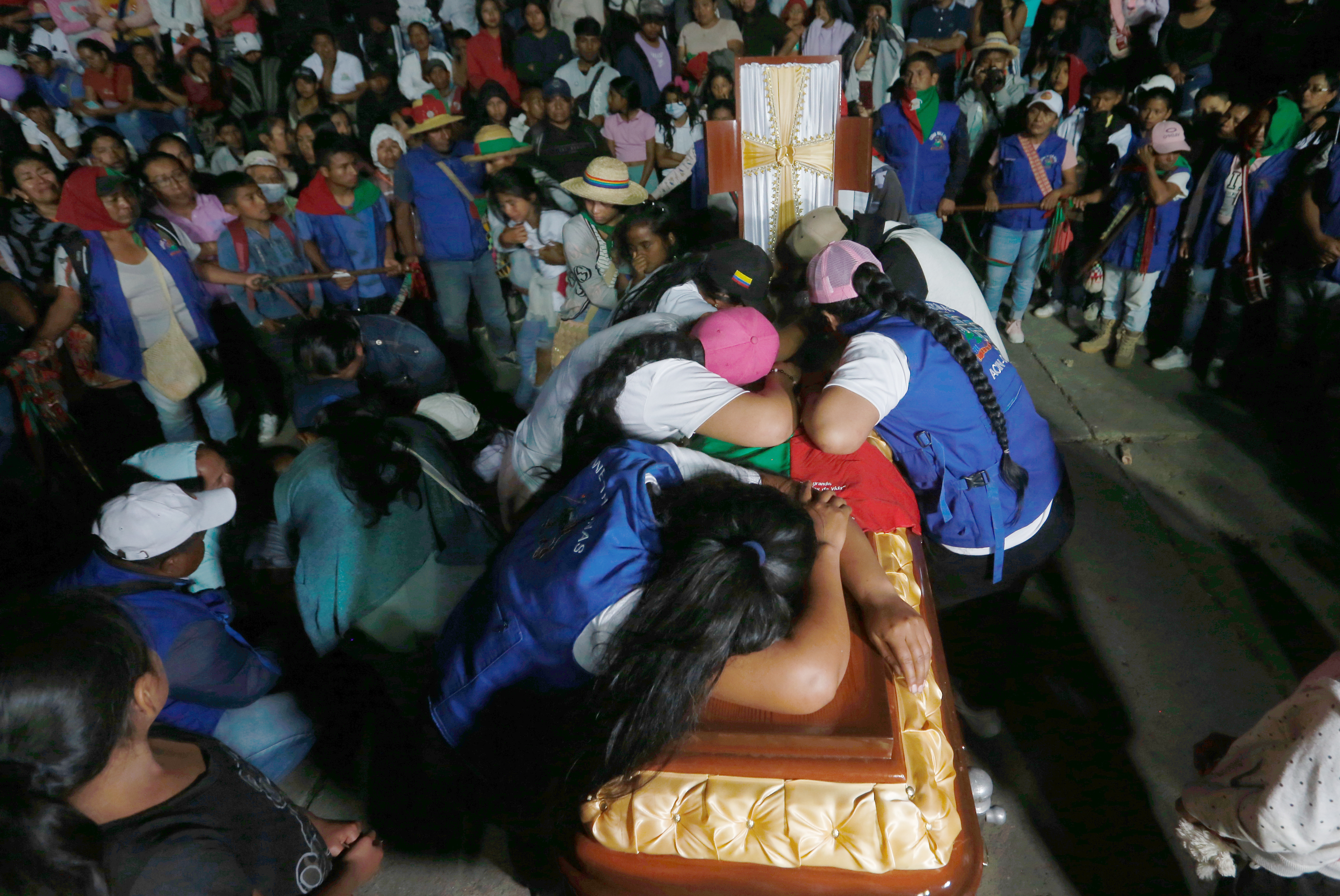 AME062. TORIBÍO (COLOMBIA), 18/03/2024.- Indígenas acuden a la velación de Carmelina Yule Paví, líder indígena que resultó herida en un ataque de las disidencias de las FARC, este lunes en Toribío (Colombia). EFE/ Ernesto Guzmán