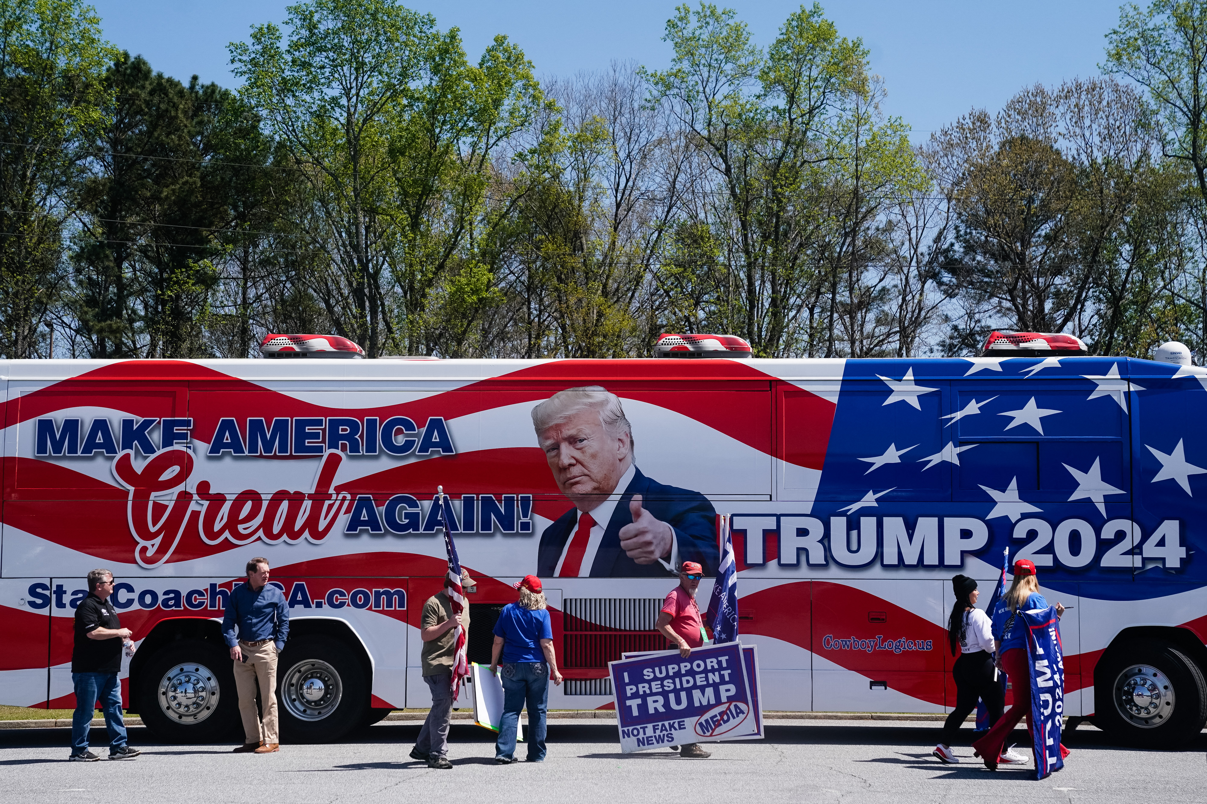 Trump supera por 30 puntos a sus contrincantes del Partido Republicano en encuesta