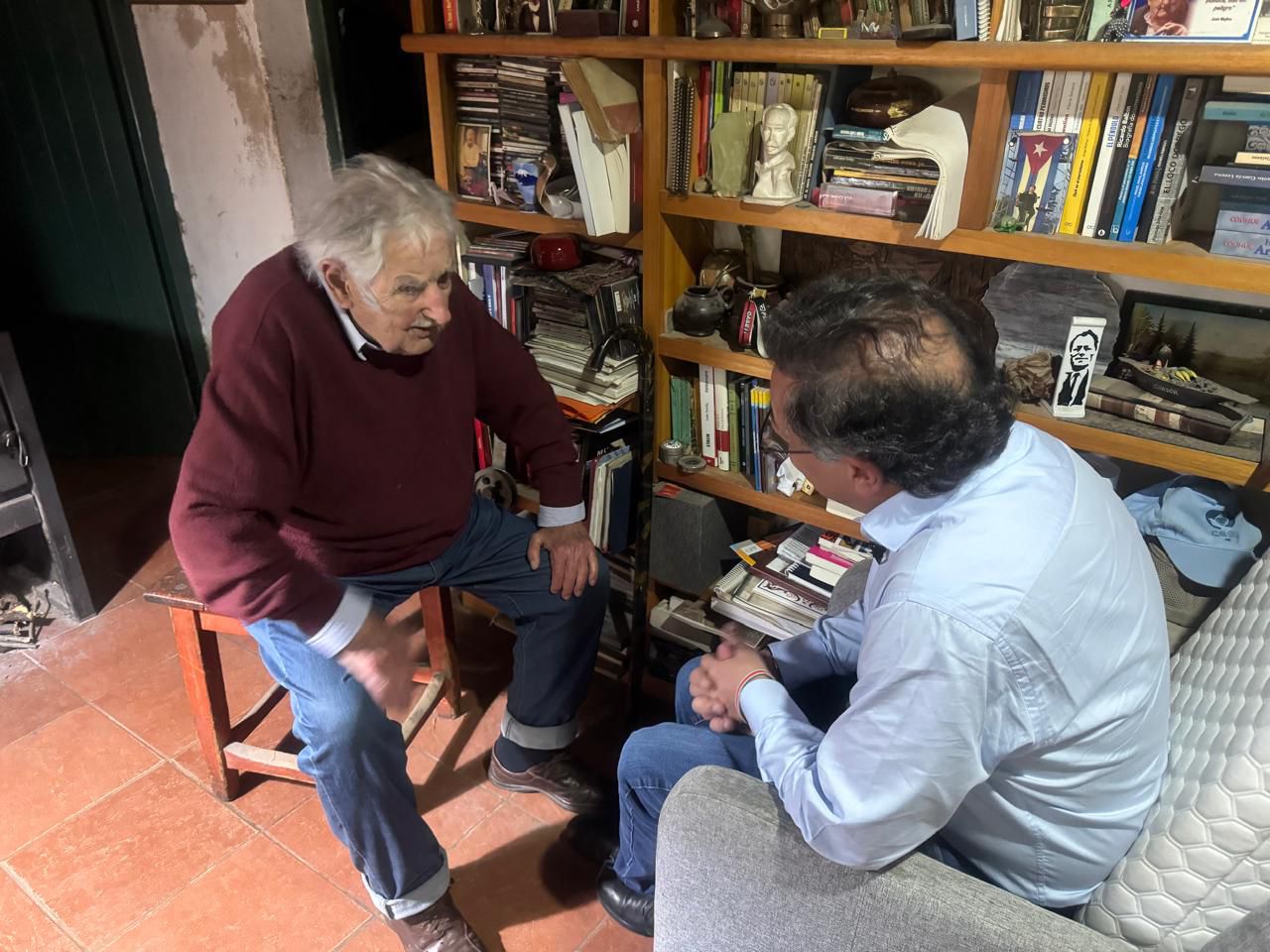 Charla entre el expresidente uruguayo José Mujica y el presidente colonbiano Gustavo Petro en diciembre de 2024, en la chacra donde vive el primero con su esposa. Hasta allí llegó Petro a imponerle la Cruz de Boyacá