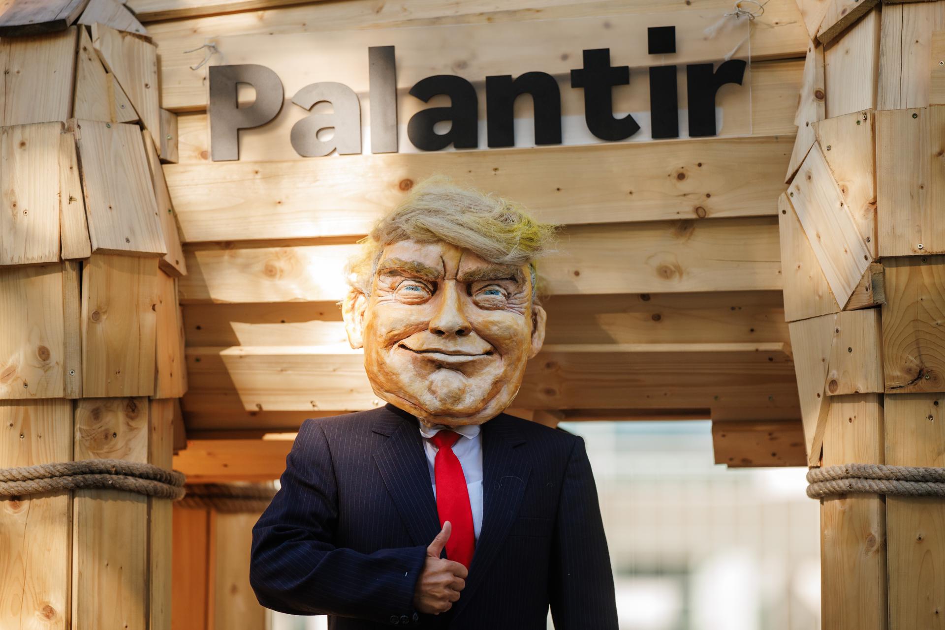 Palantir, la compañía que vive de cumplir la profecía de “1984”