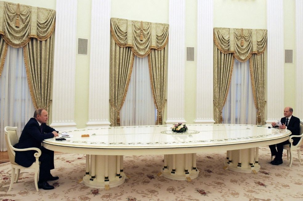 El presidente ruso Vladimir Putin (I) y el canciller alemán Olaf Scholz son vistos antes de su reunión sobre la seguridad de Ucrania en el Kremlin, en Moscú.