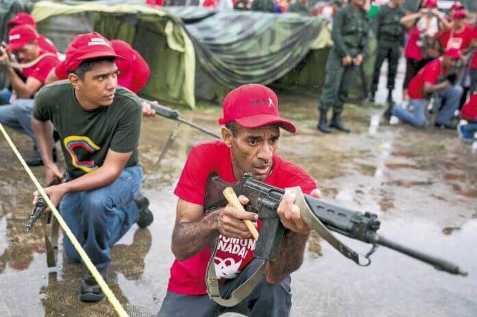 Los colectivos chavistas son una ficha clave dentro del círculo de poder en Venezuela. / EFE