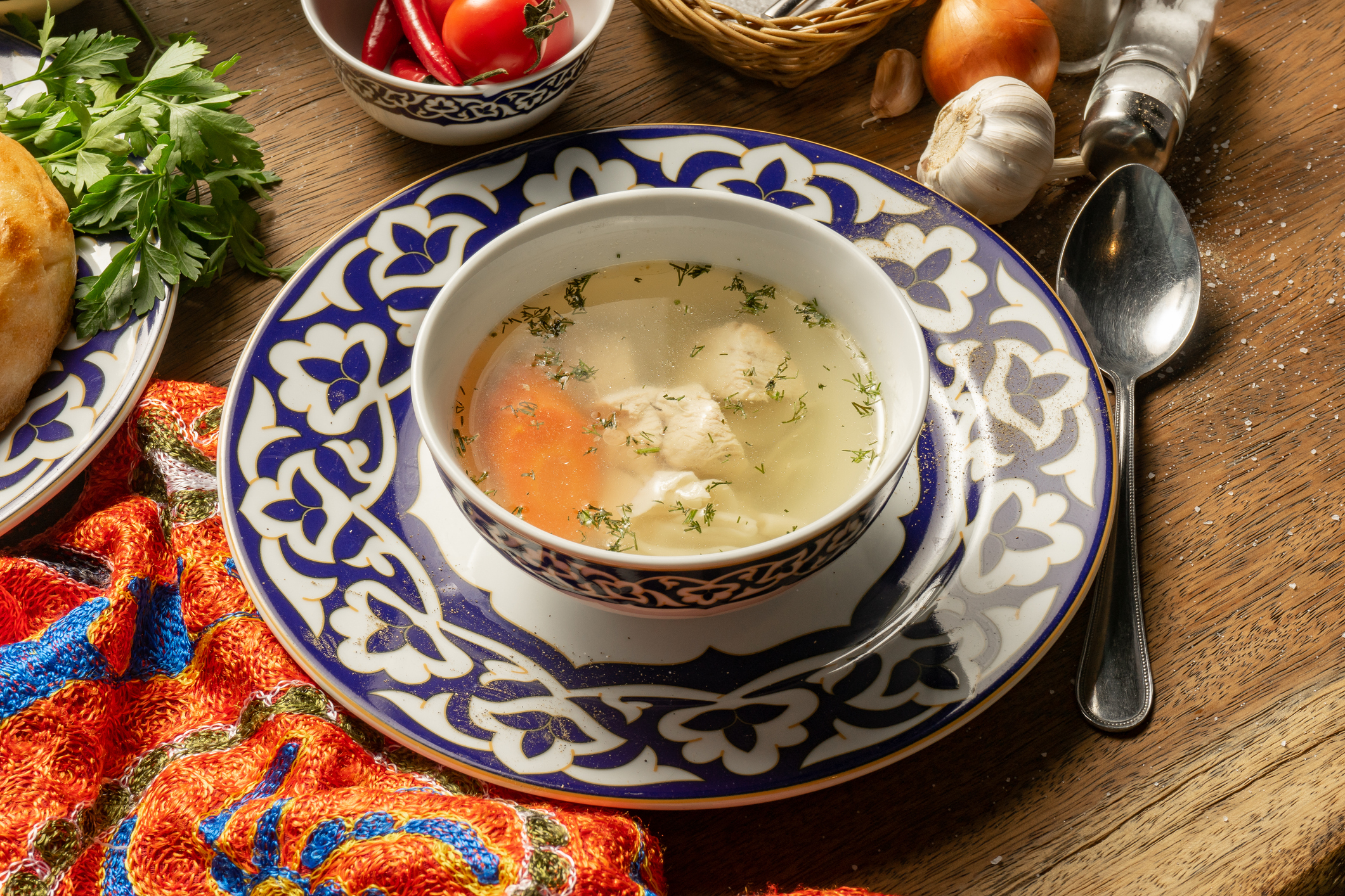¿Qué presa de pollo tiene menos grasa y es ideal para hacer en sopas y caldos?