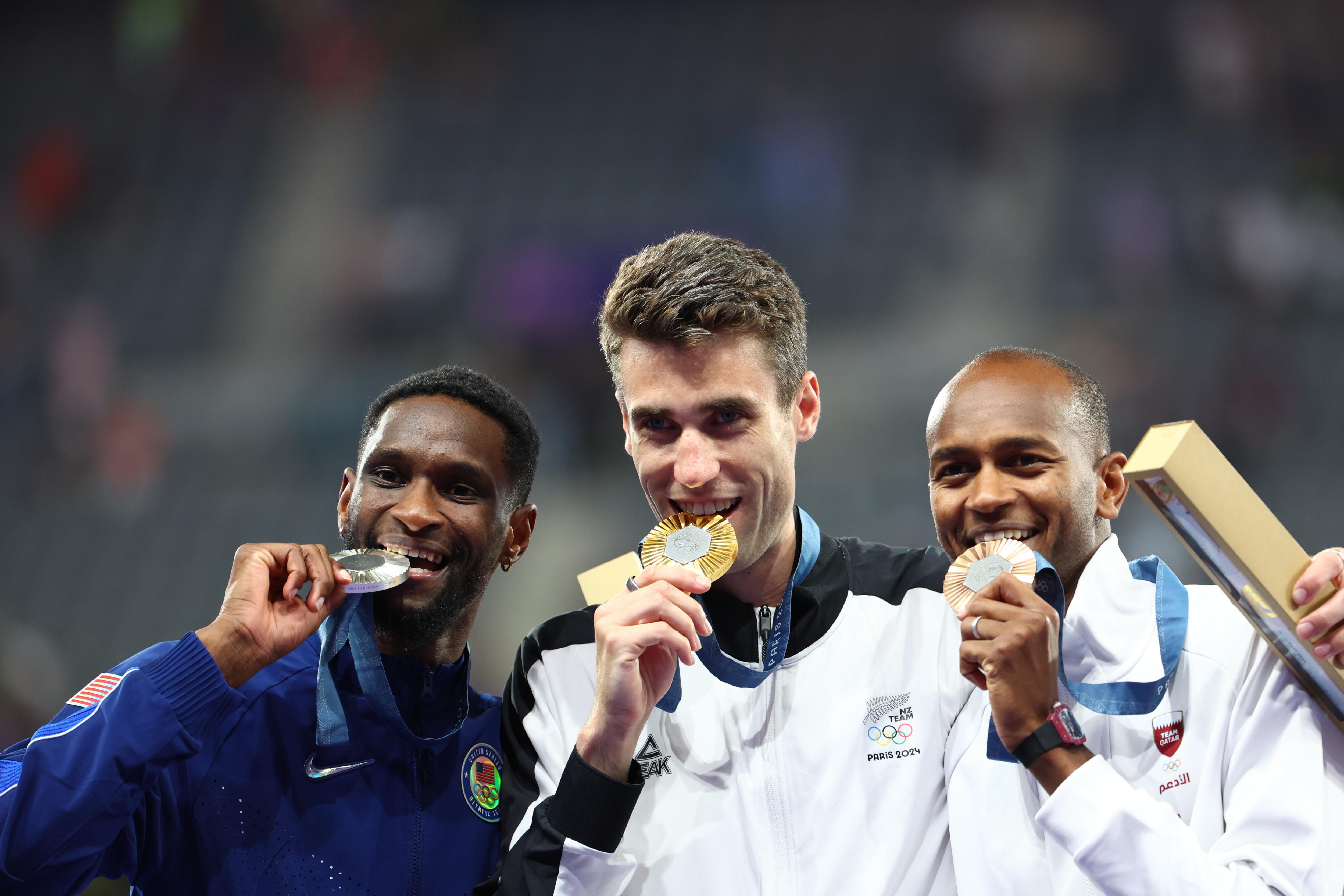 Saint-denis (France), 10/08/2024.- (L-R) Silver medalist Shelby McEwen of USA,
Gold medalist Hamish Kerr of New Zealand), and bronze medalist Mutaz Essa Barshim of Qatar pose on the podium during the medal ceremony for the Men High Jump final of the Athletics competitions in the Paris 2024 Olympic Games, at the Stade de France stadium in Saint Denis, France, 10 August 2024. (Salto de altura, Francia, Nueva Zelanda, Catar) EFE/EPA/VASSIL DONEV