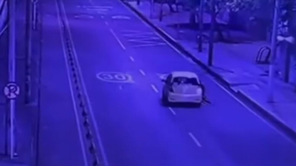 Denuncian que taxista golpeó y lanzó del carro en movimiento a una mujer en Bogotá