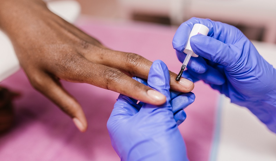 ¿Qué son las clean nails? La tendencia más fuerte en uñas para el 2024