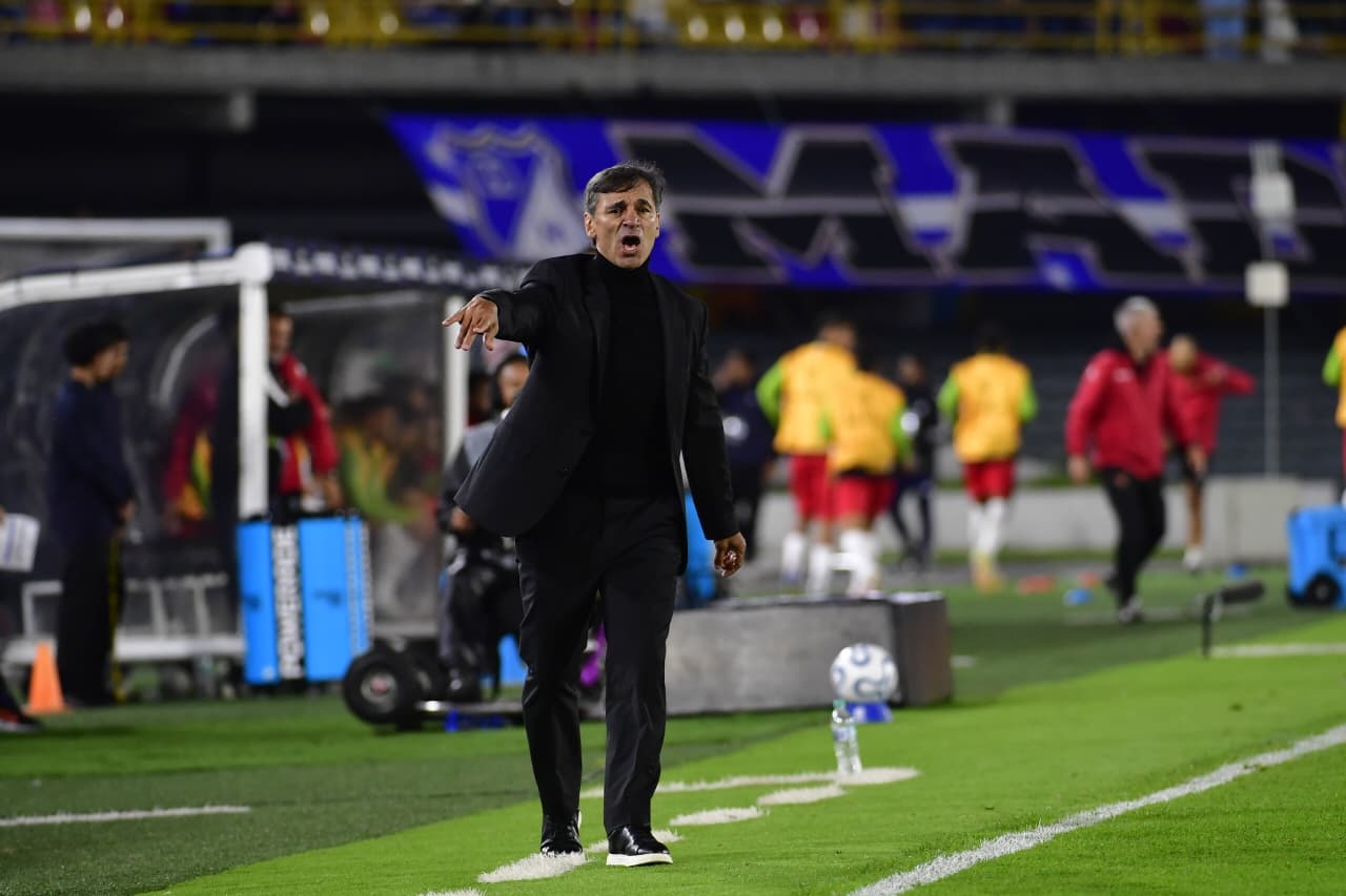 Fabián Bustos, técnico de Millonarios, nunca cambió la estructura del equipo. Con diferentes nombres en el segundo tiempo, siempre mantuvo tres centrales y dos carrilleros.