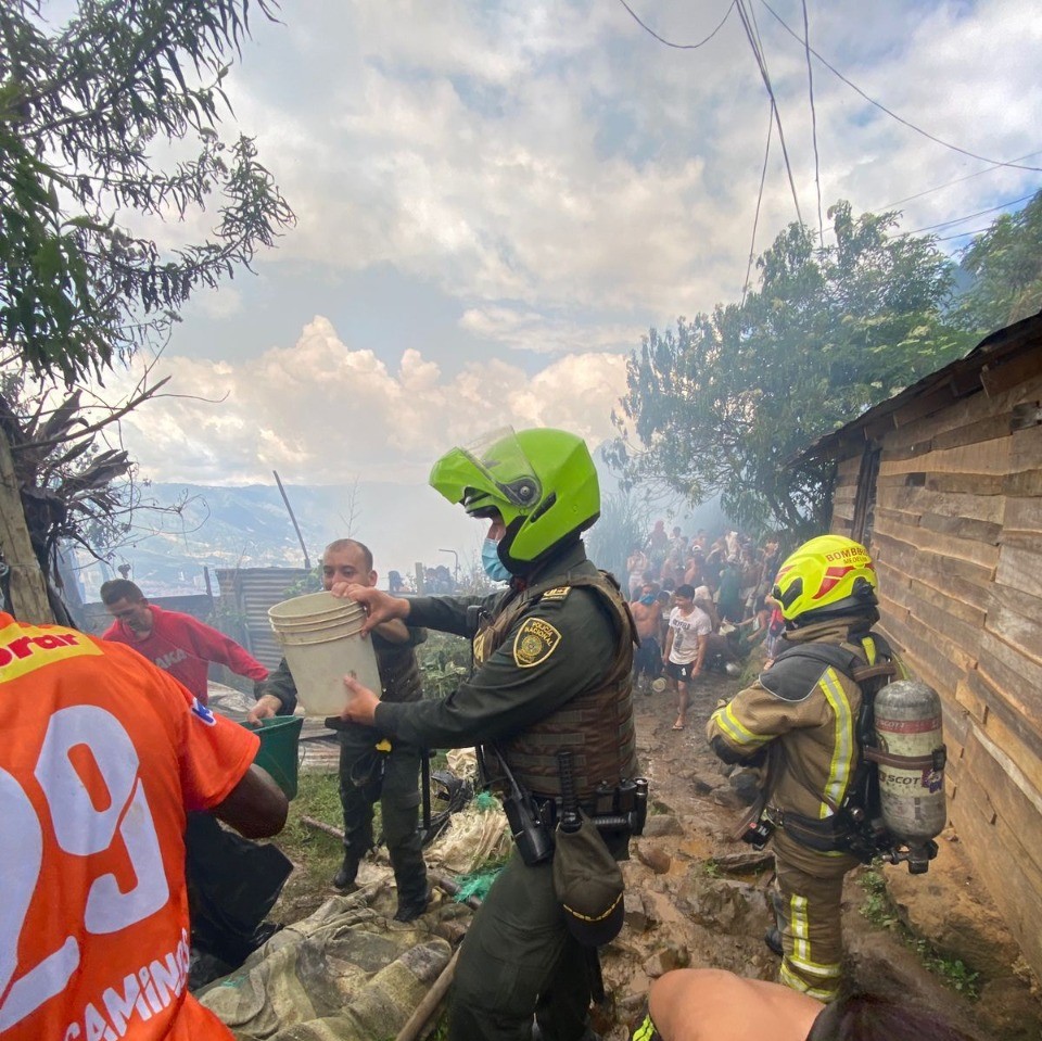 Incendio en Medellín afectó siete viviendas, los bomberos atendieron la emergencia