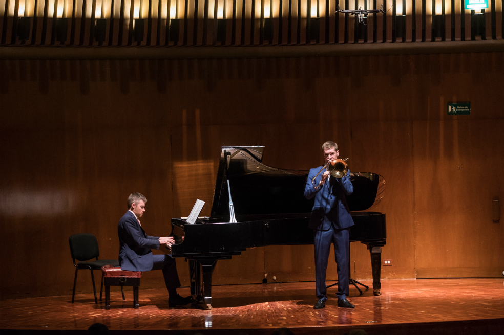 El trombonista Peter Moore y el pianista Richard Uttley interpretaron obras de Beethoveen, Mahler, Scriabin, Ewazen, Brahms, Hindemith y Pryor. / Gabriel Rojas ©Banco de la República