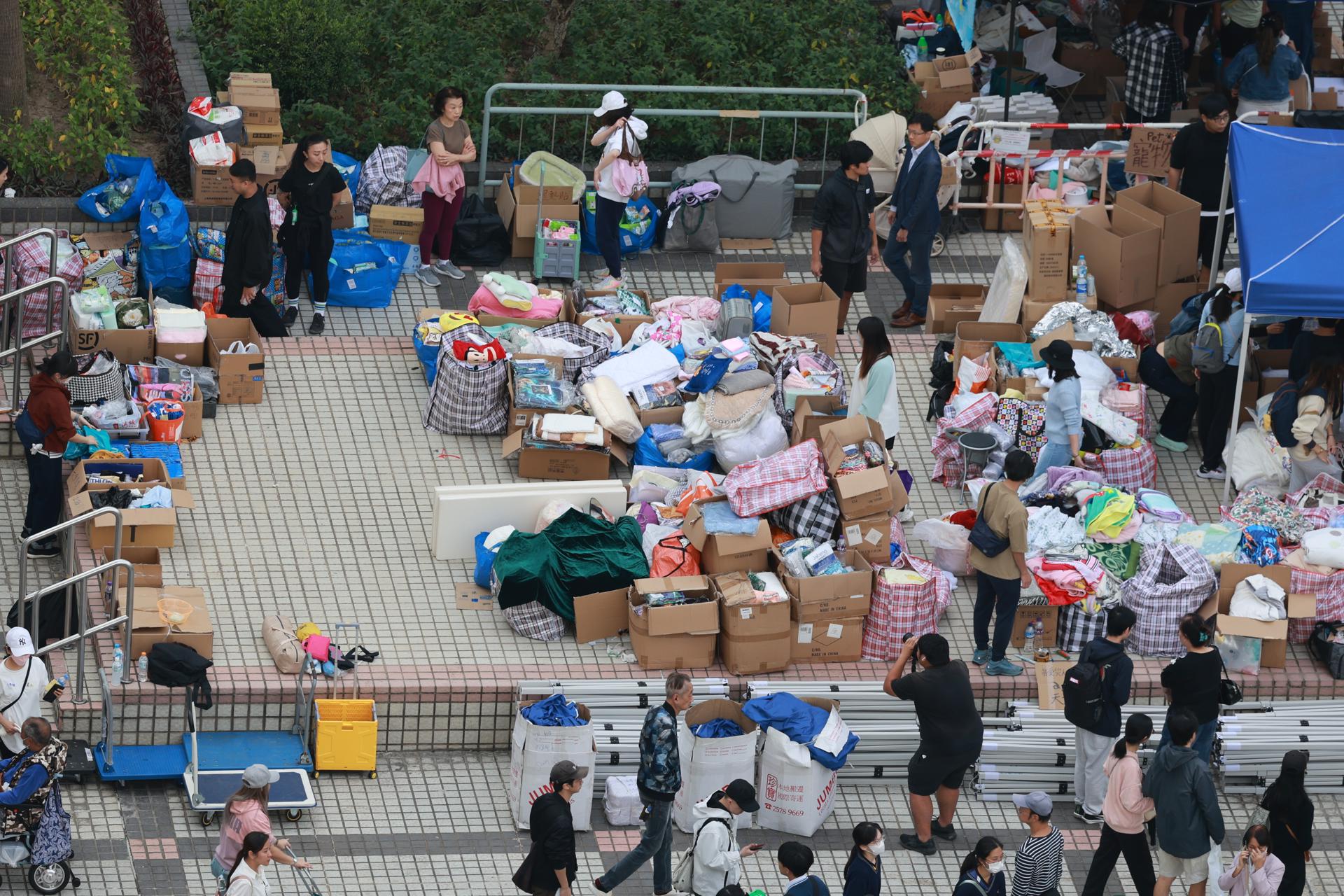 Voluntarios organizan la distribución de ayuda para los residentes afectados por el incendio del apartamento Tai Po en Hong Kong, China, el 28 de noviembre de 2025, dos días después de la tragedia.