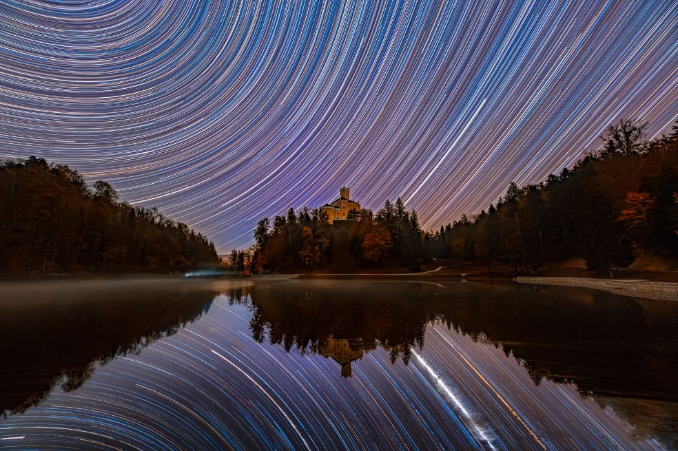Game of Thrones de Branko Nadj. Allí se observan unas estelas de estrellas sobre el Castillo de Trakošćan, en el noroeste de Croacia.