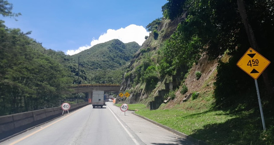 Habilitan un carril por el sitio del derrumbe en la vía Medellín-Quibdó