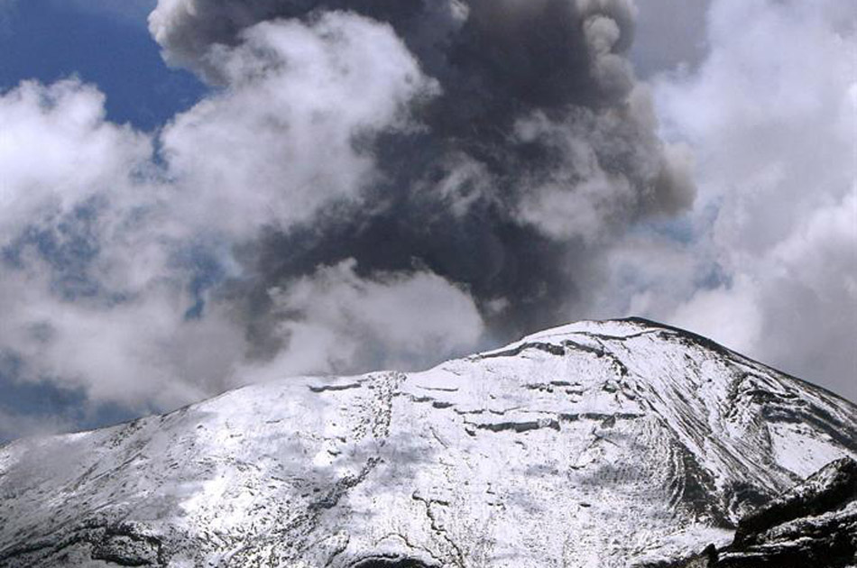Volcán mexicano emite 300 exhalaciones y cenizas llegan cerca de la capital