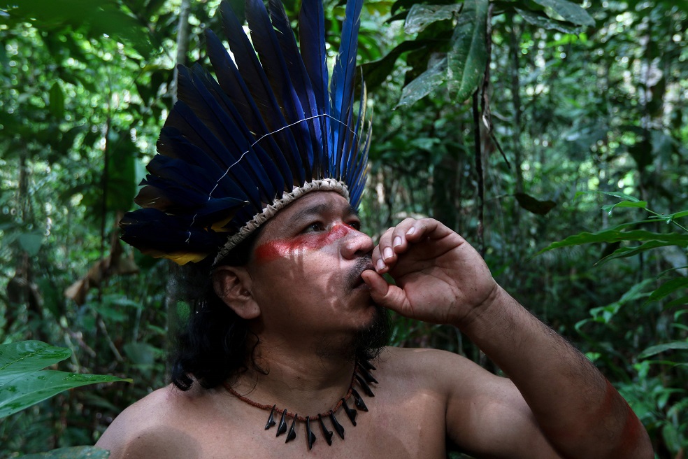 Andre Satere, autoridad indígena de la comunidad Wakiru, en la Amazonía Brasileña, recoge plantas medicinales para tratar a los integrantes de su pueblo que tienen síntomas de COVID-19.AFPUn sistema de información geográficaTHLHP ha recopilado datos de posicionamiento global y de hogares para la mayoría de los hogares en las aproximadamente 100 comunidades de Tsimane. “Vincularemos los informes sobre casos confirmados y sospechosos de COVID-19 a esta base de datos del sistema de información geográfica para rastrear la propagación del virus y los posibles centros de infección. Esta información se utilizará para coordinar las respuestas de aislamiento entre las comunidades afectadas y no afectadas, mientras se cuida de no estigmatizar a las personas o familias afectadas por COVID-19” aseguran los autores.