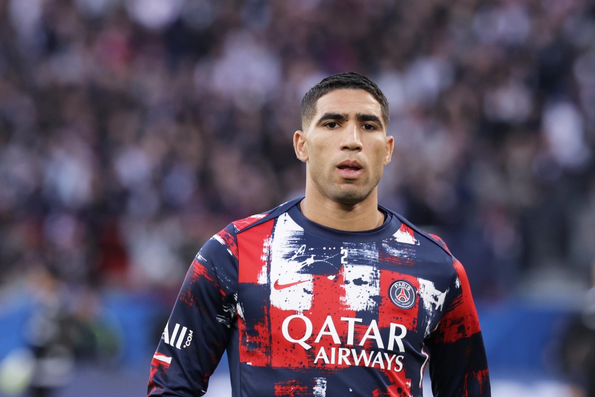 PARIS (France), 17/05/2025.- Acharaf Hakimi of Paris Saint Germain warms up ahead of the French Ligue 1 soccer match between Paris Saint-Germain and AJ Auxerre in Paris, France, 17 May 2025. (Francia) EFE/EPA/TERESA SUAREZ