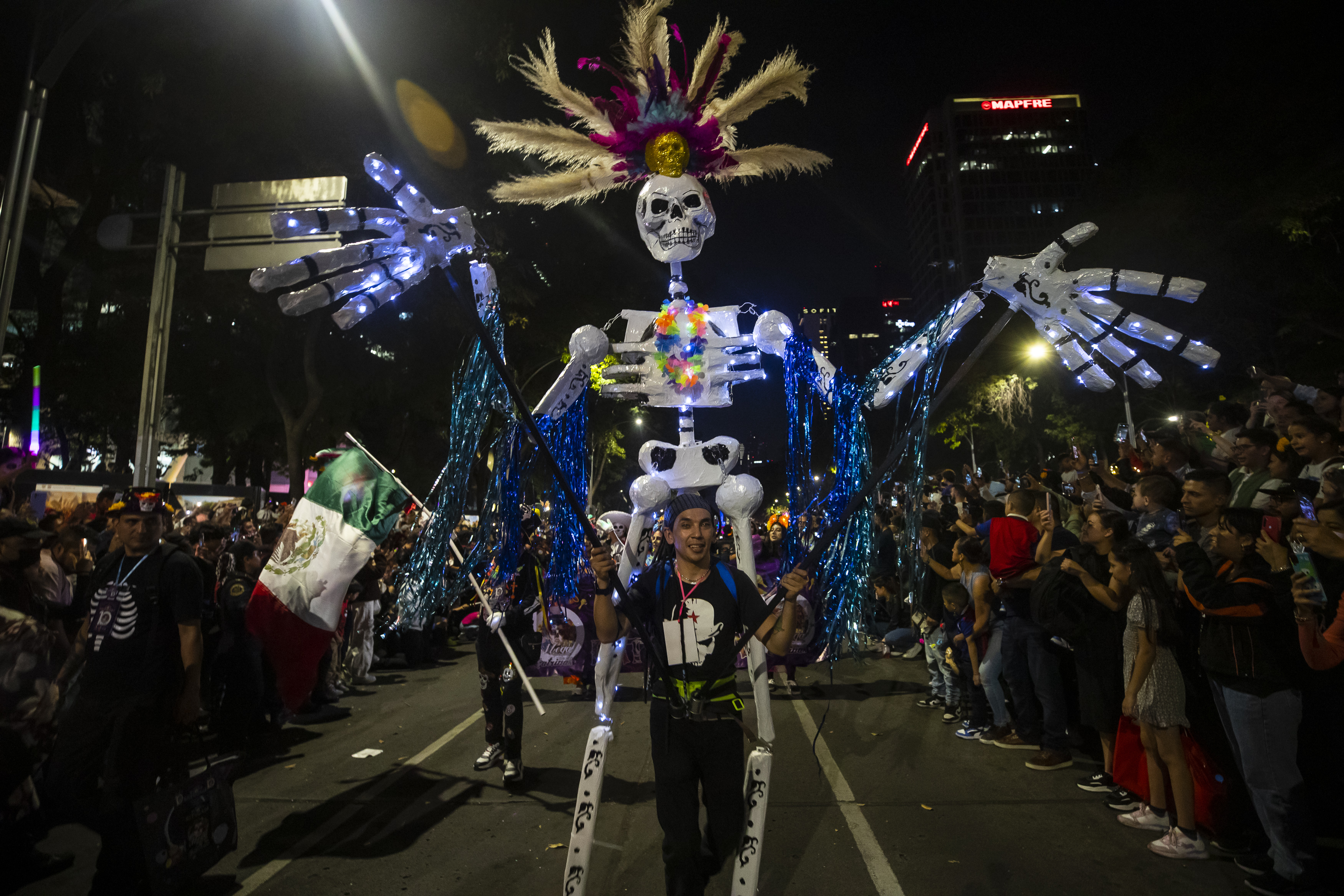 MEX9040.CIUDAD DE MÉXICO (MÉXICO), 22/10/2023.- Personas caracterizadas de Catrinas participan en la Procesión de Catrinas como parte de las celebraciones por el Día de Muertos, en Ciudad de México (México).Decenas de miles de mexicanos y turistas presenciaron este domingo la "Mega Procesión de las Catrinas", un desfile de esqueletos en Ciudad de México que sirve como antesala del Día de Muertos. EFE/Isaac Esquivel