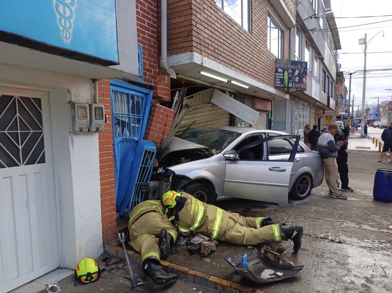Vehículo chocó contra una vivienda en el sur de Bogotá: dos personas resultaron heridas