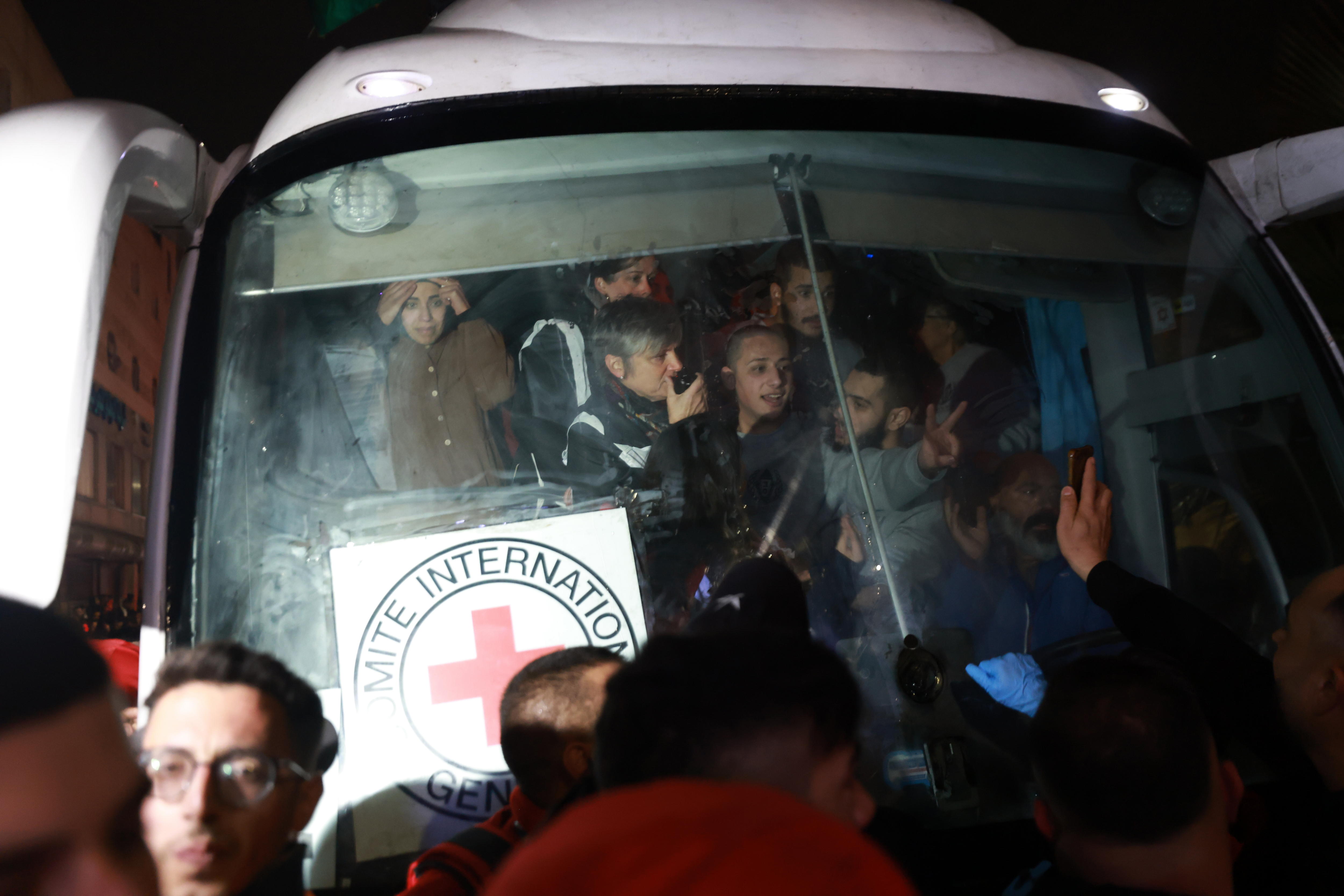 Ramallah (-), 20/01/2025.- A bus carrying released Palestinian prisoners from the Ofer Israeli military prison arrives in Ramallah, early 20 January 2025, amid a ceasefire and hostage release deal between Israel and Hamas. Israel and Hamas agreed on a hostage release deal and a Gaza ceasefire to be implemented on 19 January 2025. More than 46,000 Palestinians have been killed in the Gaza Strip, according to the Palestinian Ministry of Health, since Israel launched a military campaign in the strip in response to a cross-border attack led by the Palestinian militant group Hamas on 07 October 2023, in which about 1,200 Israelis were killed and more than 250 taken hostage. (Ramala) EFE/EPA/ALAA BADARNEH