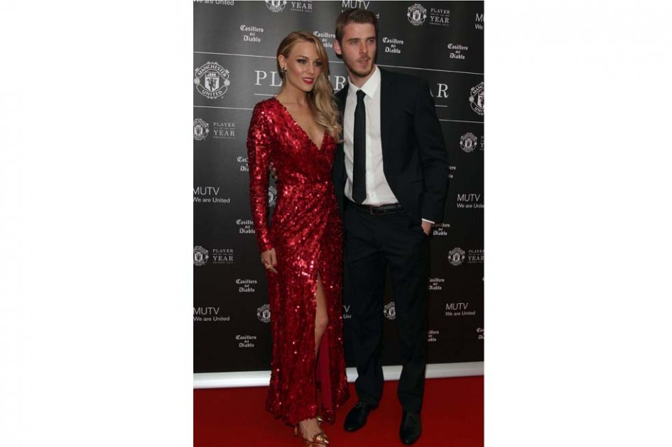 Novia del arquero del Manchester United, criticada por hablar mal de la ciudad