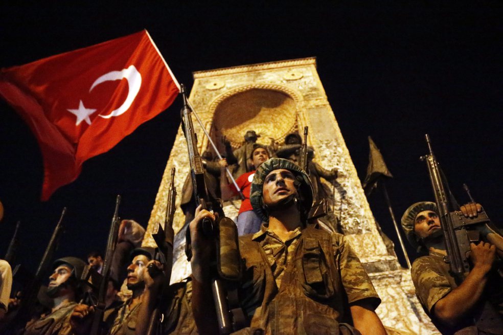 Soldados en la Plaza Taksim en Estambul vigilan el entorno durante el golpe. /EFE