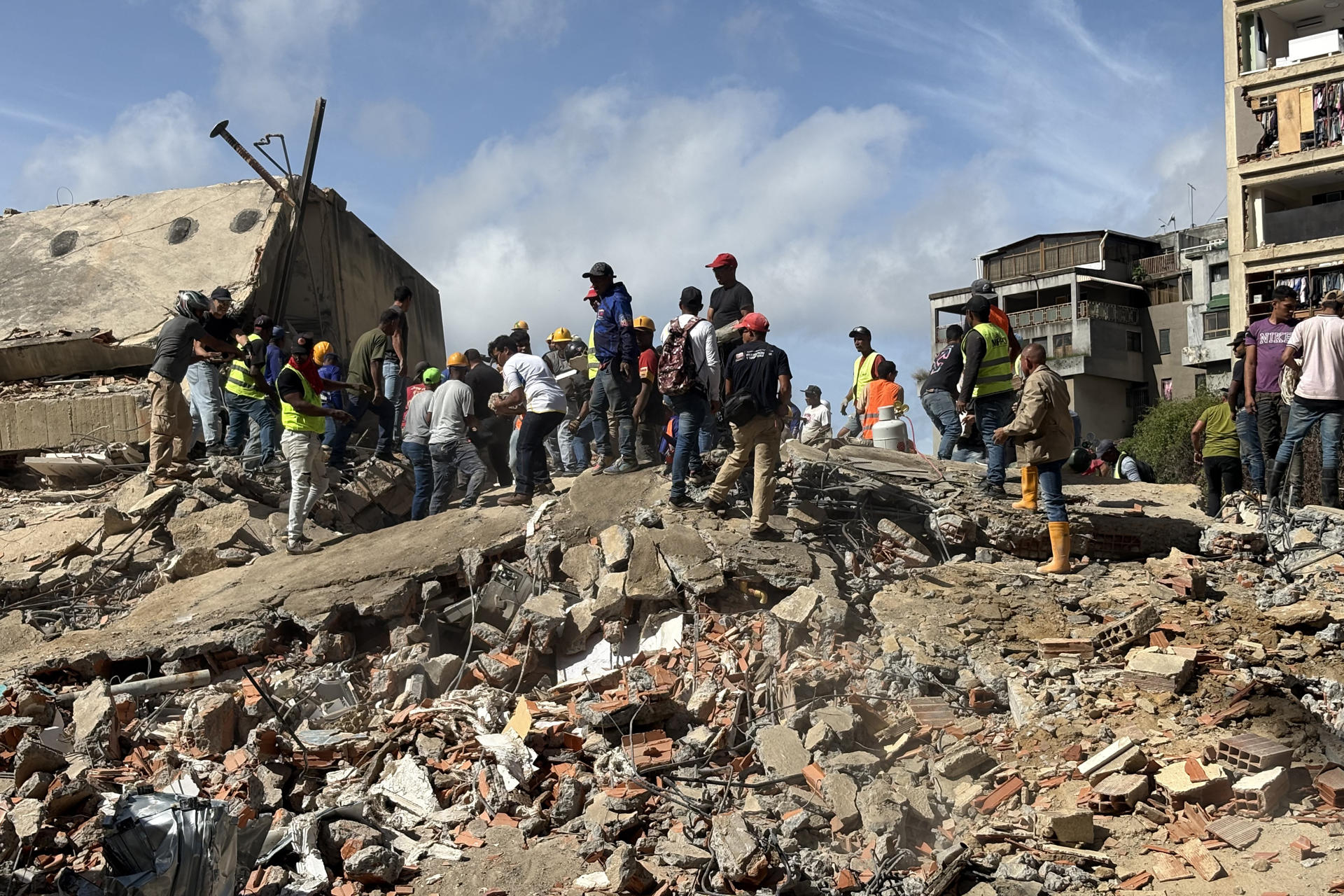 Las familias en Caracas resisten entre carpas y colchones en aceras por temor a las réplicas