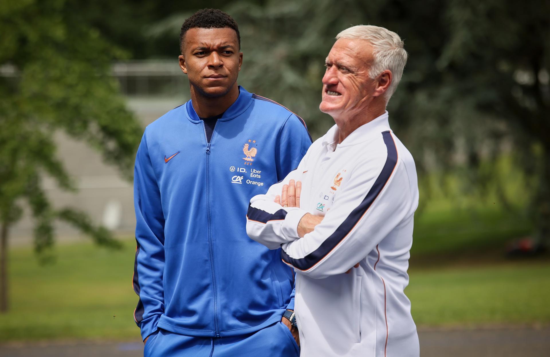 CLAIREFONTAINE (France), 02/06/2026.- France’s head coach Didier Deschamps (R) and France’s Kylian Mbappe await France’s President Emmanuel Macron and Brigitte Macron at the national soccer team training center in Clairefontaine, west of Paris, France, 02 June 2026. (Francia) EFE/EPA/THOMAS PADILLA / POOL MAXPPP OUT
