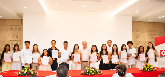Parte del grupo de Jóvenes beneficiarios de las Becas Drummond 2026. / Cortesía Drummond