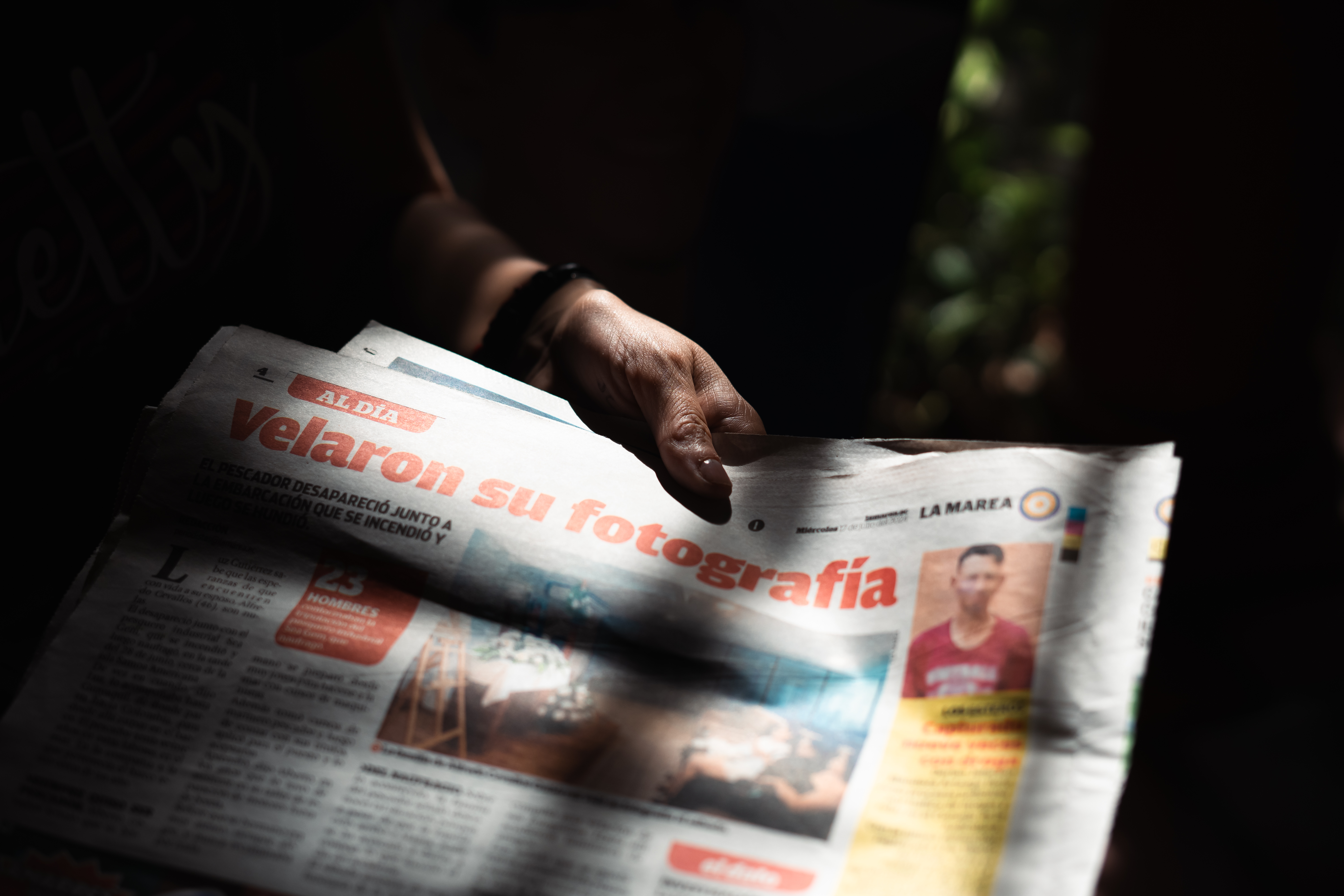 Luz Eneida guarda una copia del diario La Marea de Ecuador que registró el velorio sin el cuerpo de Alfredo Cevallos.