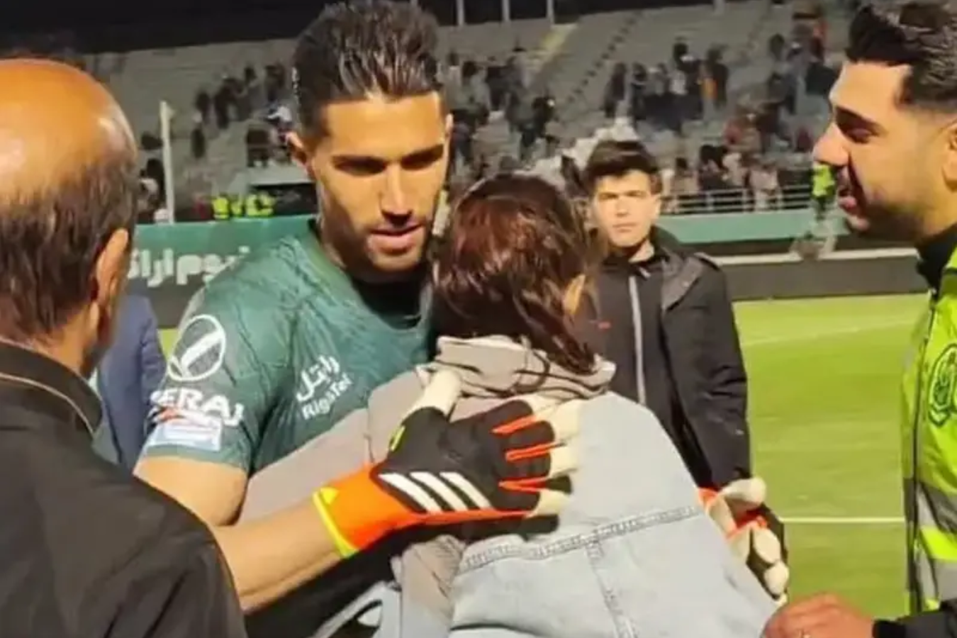 Portero iraní enfrenta medidas disciplinarias por abrazar a una mujer en un partido