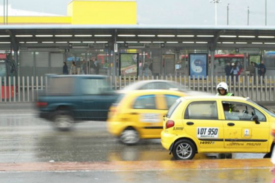 Distrito alerta por posibles excesos en cobros de taxis en aeropuerto