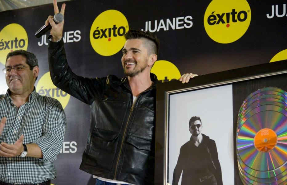 Juanes recibe 12 discos de platino por su disco Loco de amor