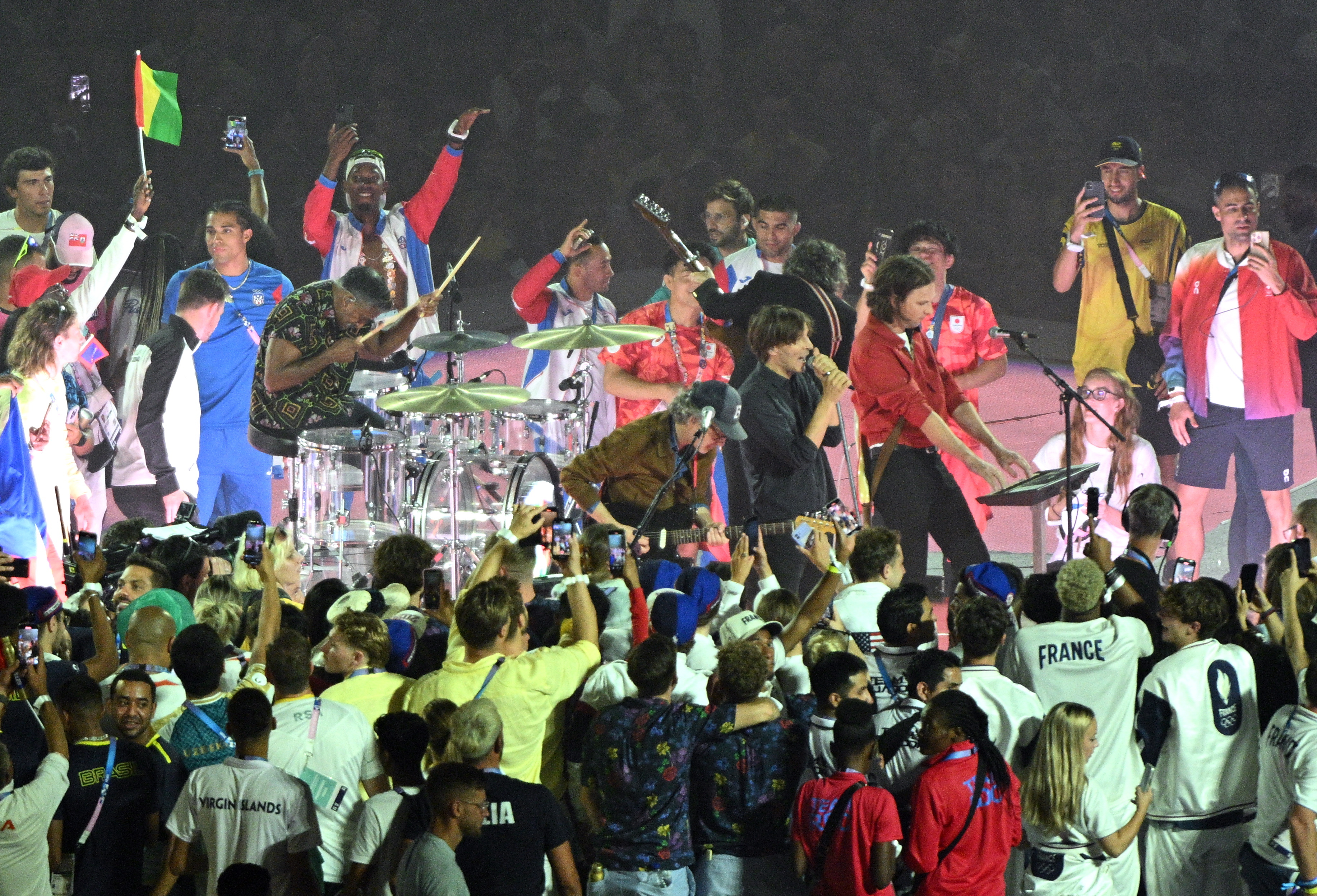 Paris (France), 11/08/2024.- French band Phoenix performs as athletes have entered the stage during the Closing Ceremony of the Paris 2024 Olympic Games at the Stade de France Stadium in Paris, France, 11 August 2024. (Francia, Fénix) EFE/EPA/CAROLINE BLUMBERG