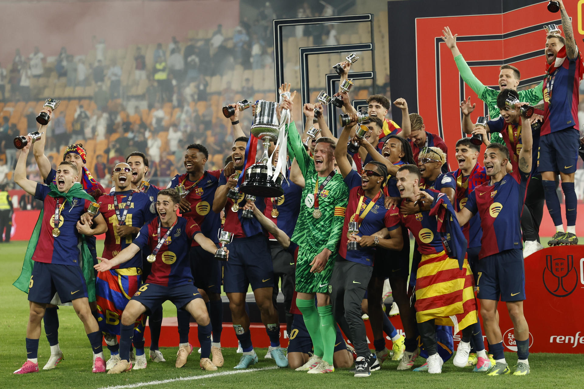 SEVILLA, 26/04/2025.- Los jugadores del Barcelona celebran su victoria en la Copa del Rey tras ganar la final del torneo que disputan Real Madrid y FC Barcelona hoy sábado en el estadio de La Cartuja, en Sevilla. EFE/Julio Muñoz