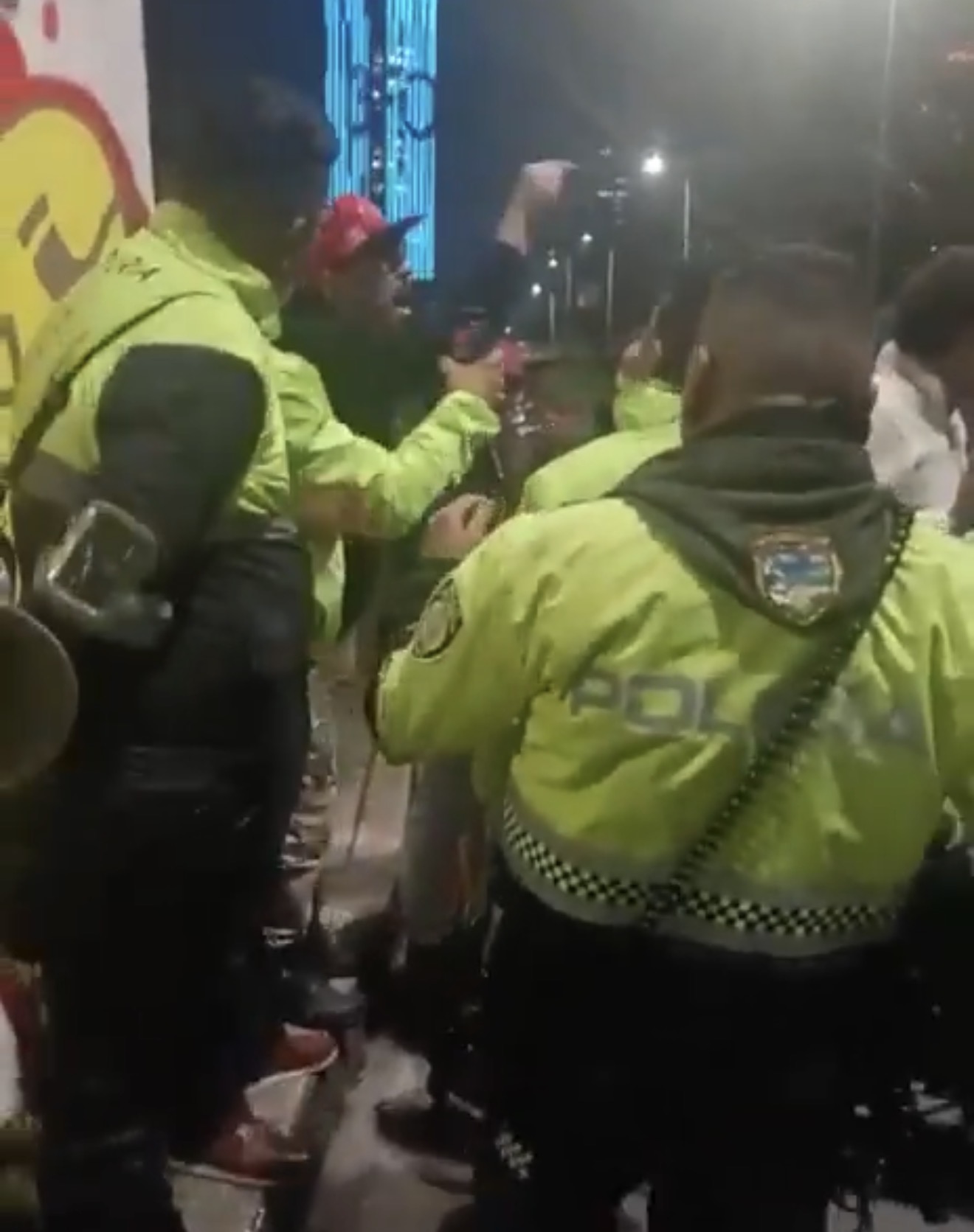 Nuevo choque del concejal ‘Fuchi’ con policías durante operativo en barrio La Macarena