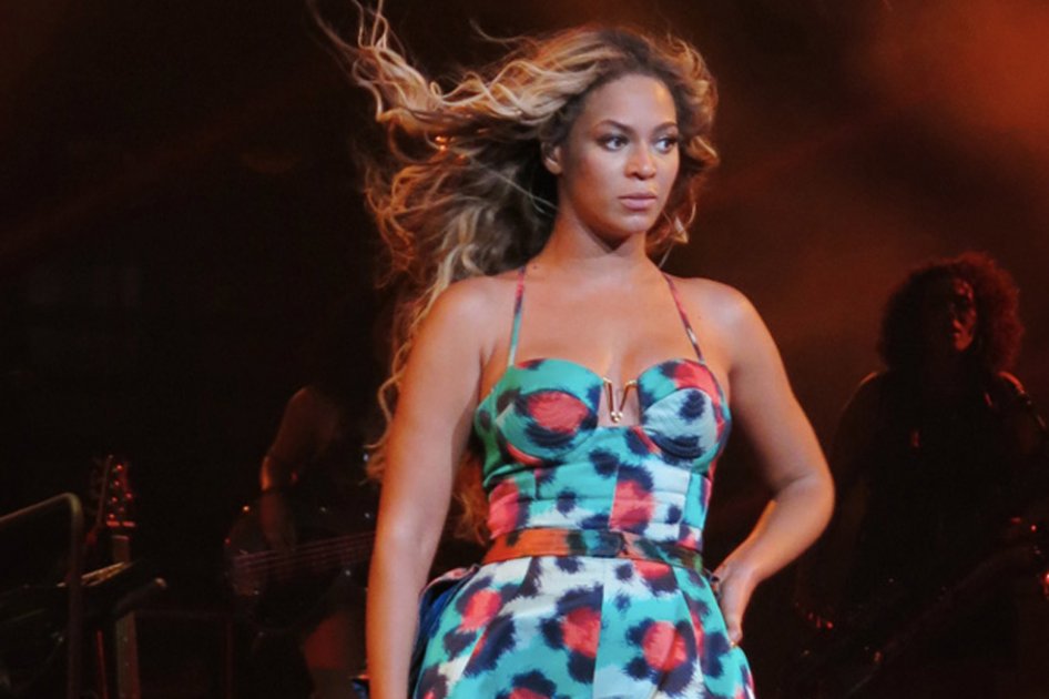 A Beyoncé se le enreda el pelo en un ventilador