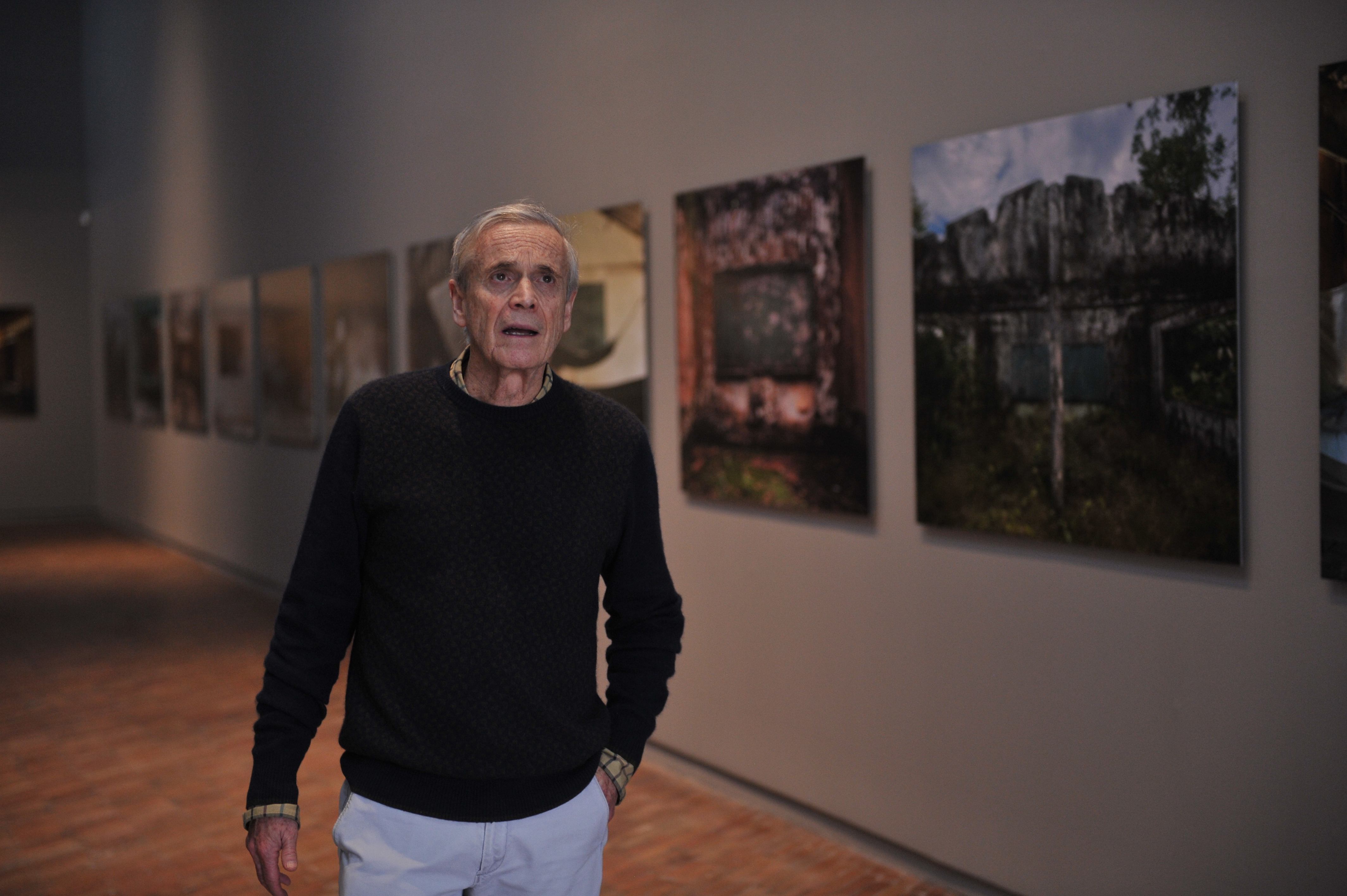 Artista colombiano que lleva 20 años mostrando la guerra desde la fotografía y el video, en su exposición “¿ De qué sirve una taza ?”.