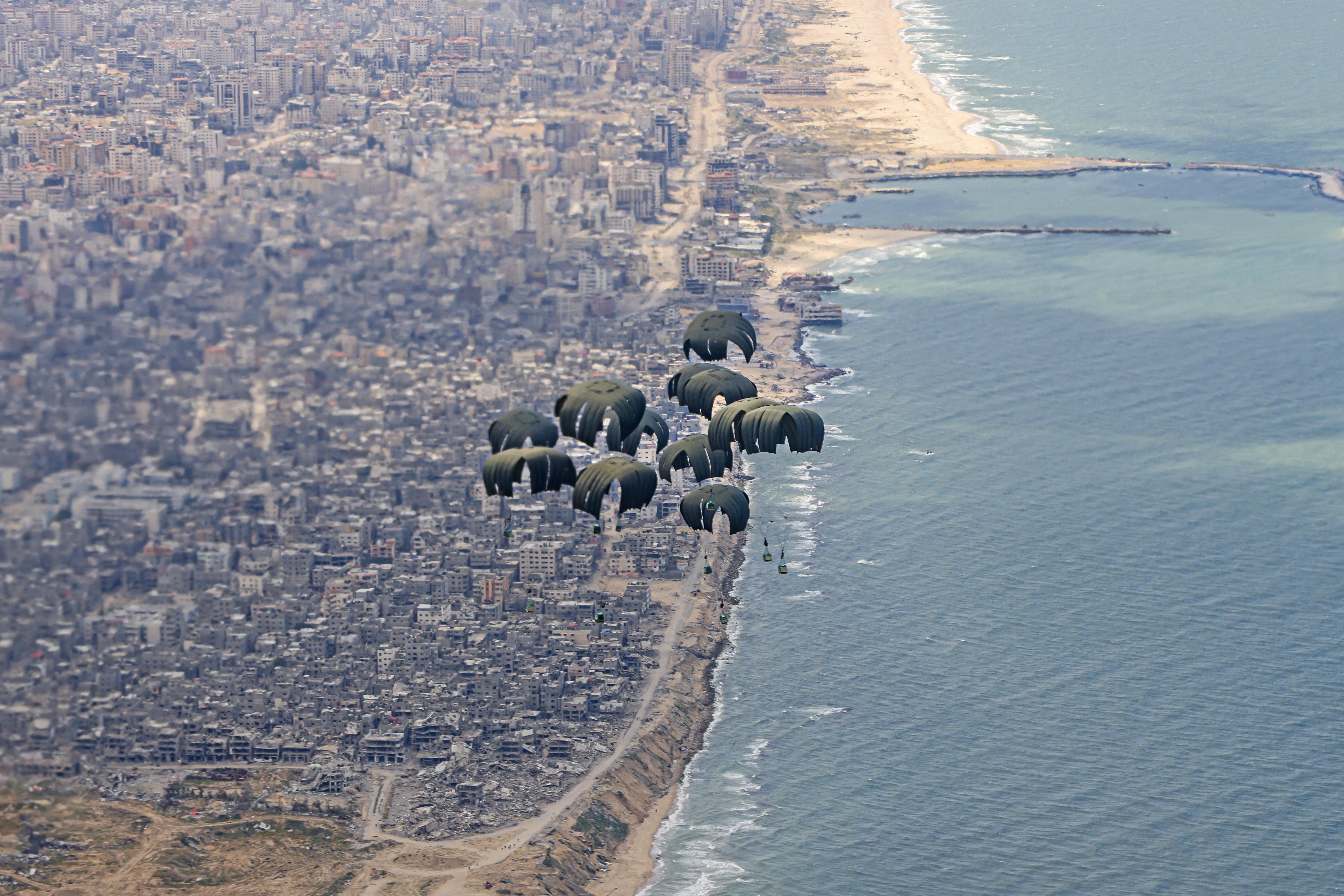 La ayuda para Gaza lanzada por paracaídas, ¿por qué es tan controvertida?