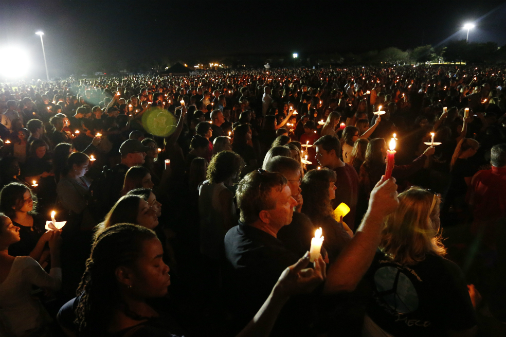 Con velas, rinden homenaje a las víctimas de la masacre en escuela de Florida