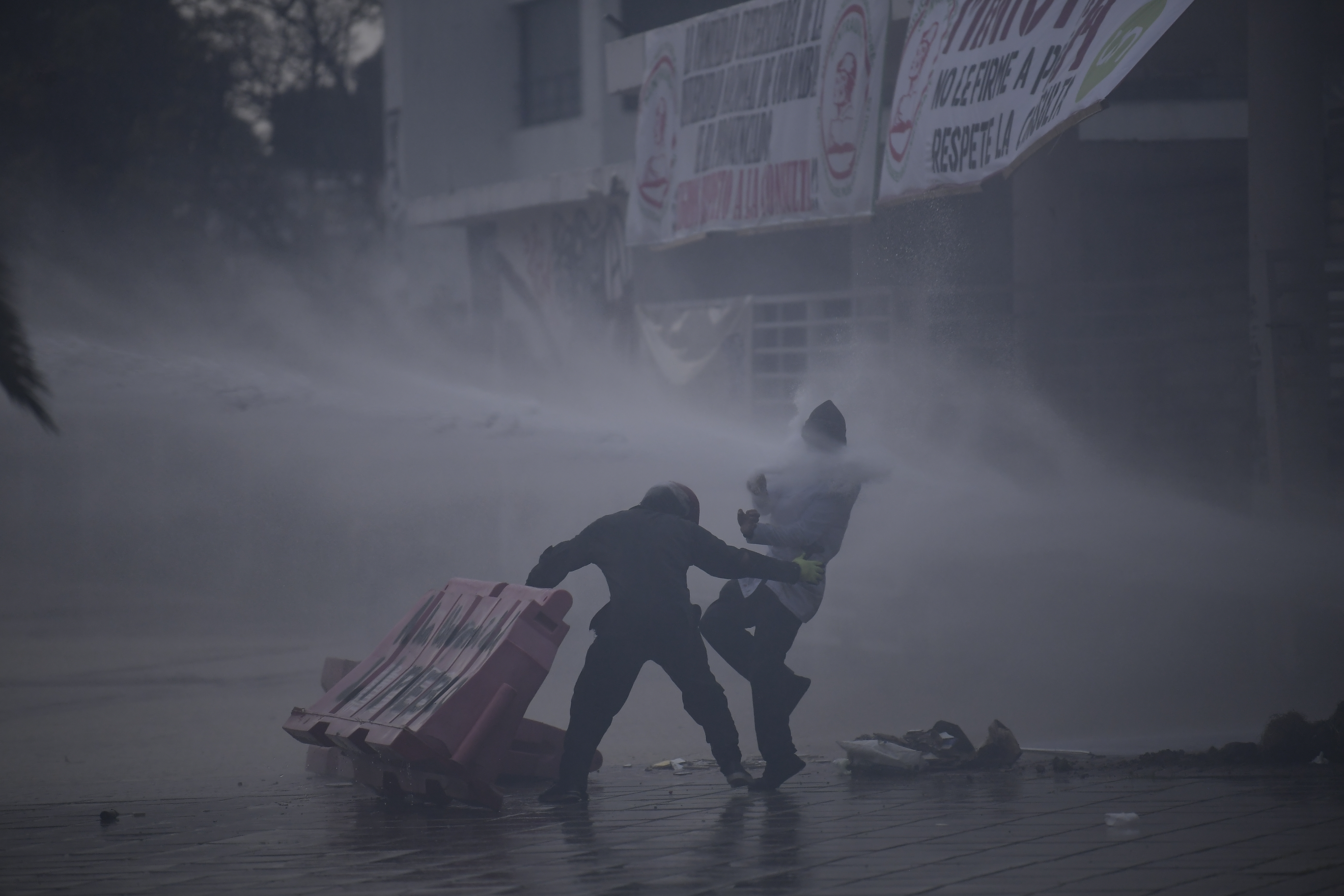 IMÁGENES EXCLUSIVAS.
Protestas y manifestaciones de estudiantes enmascarados de la Universidad Nacional por la posesión del Rector José Ismael Peña.