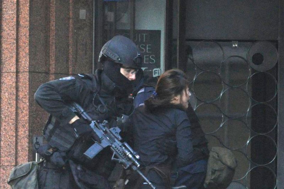 Policía irrumpe en el café de Sídney y libera a los rehenes