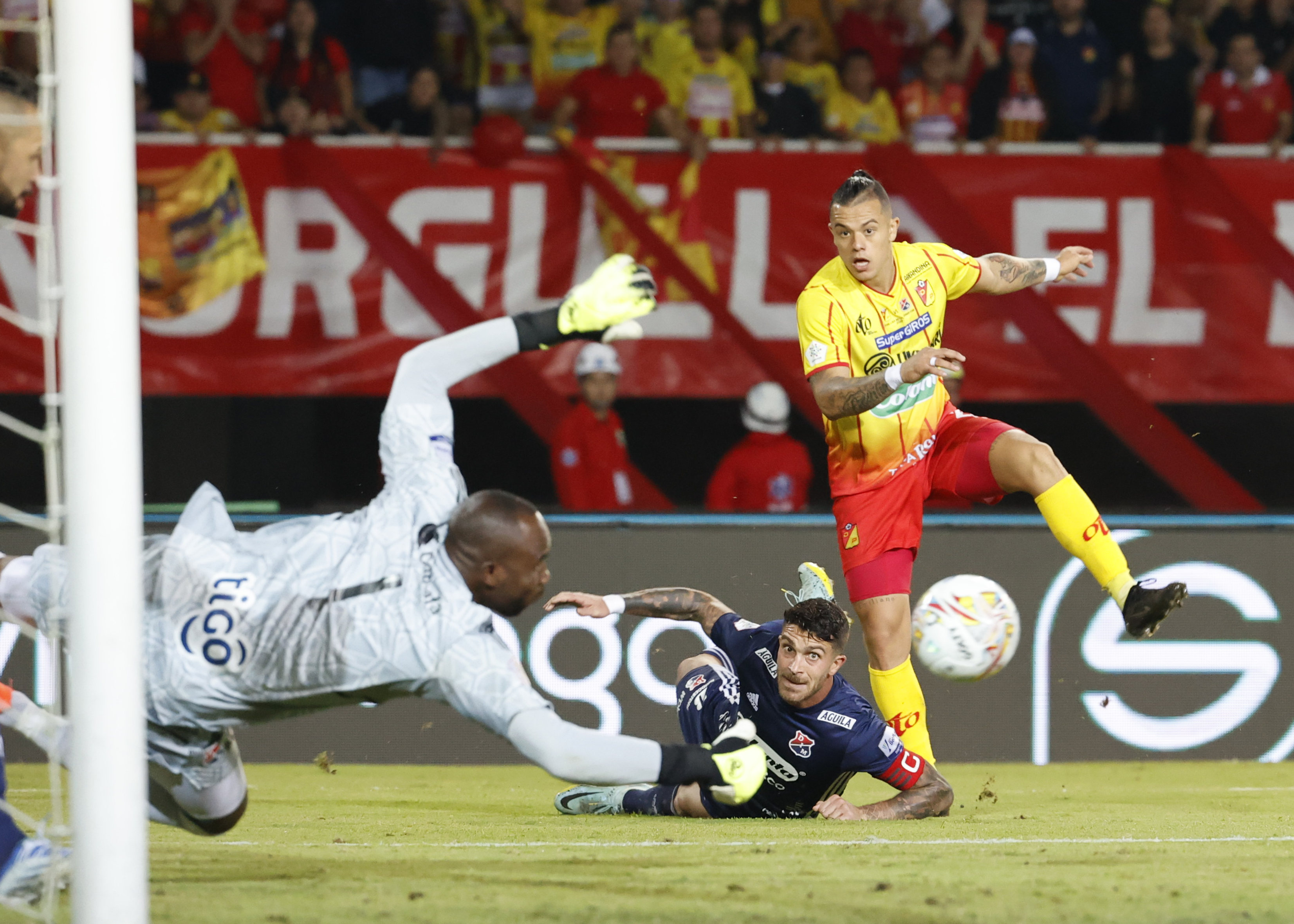 AME8737. PEREIRA (COLOMBIA), 07/12/2022.- Leonardo Fabio Castro (d) de Pereira dispara ante el portero del Medellín Andrés Mosquera durante el partido por la final del fútbol colombiano (Liga BetPlay) entre el Independiente Medellín y el Deportivo Pereira, hoy, en el estadio Hernán Ramírez Villegas de la ciudad de Pereira (Colombia). EFE/ Mauricio Dueñas Castañeda
