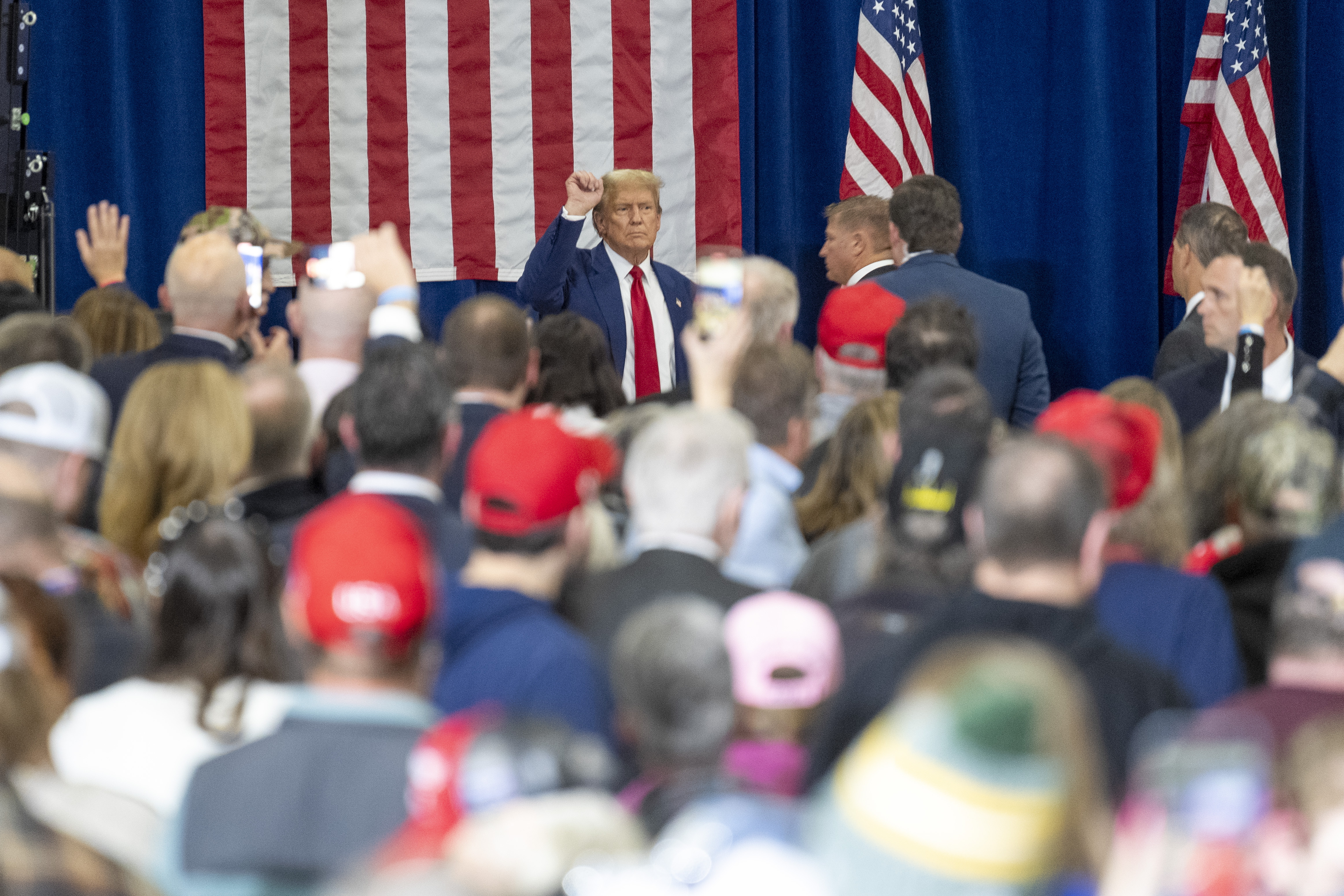 Green Bay (United States), 02/04/2024.- Former President Donald J. Trump acknowledges the crowd after speaking at a rally at the Hyatt Regency Green Bay in Green Bay, Wisconsin, USA, 02 April 2024. EFE/EPA/ANDY MANIS