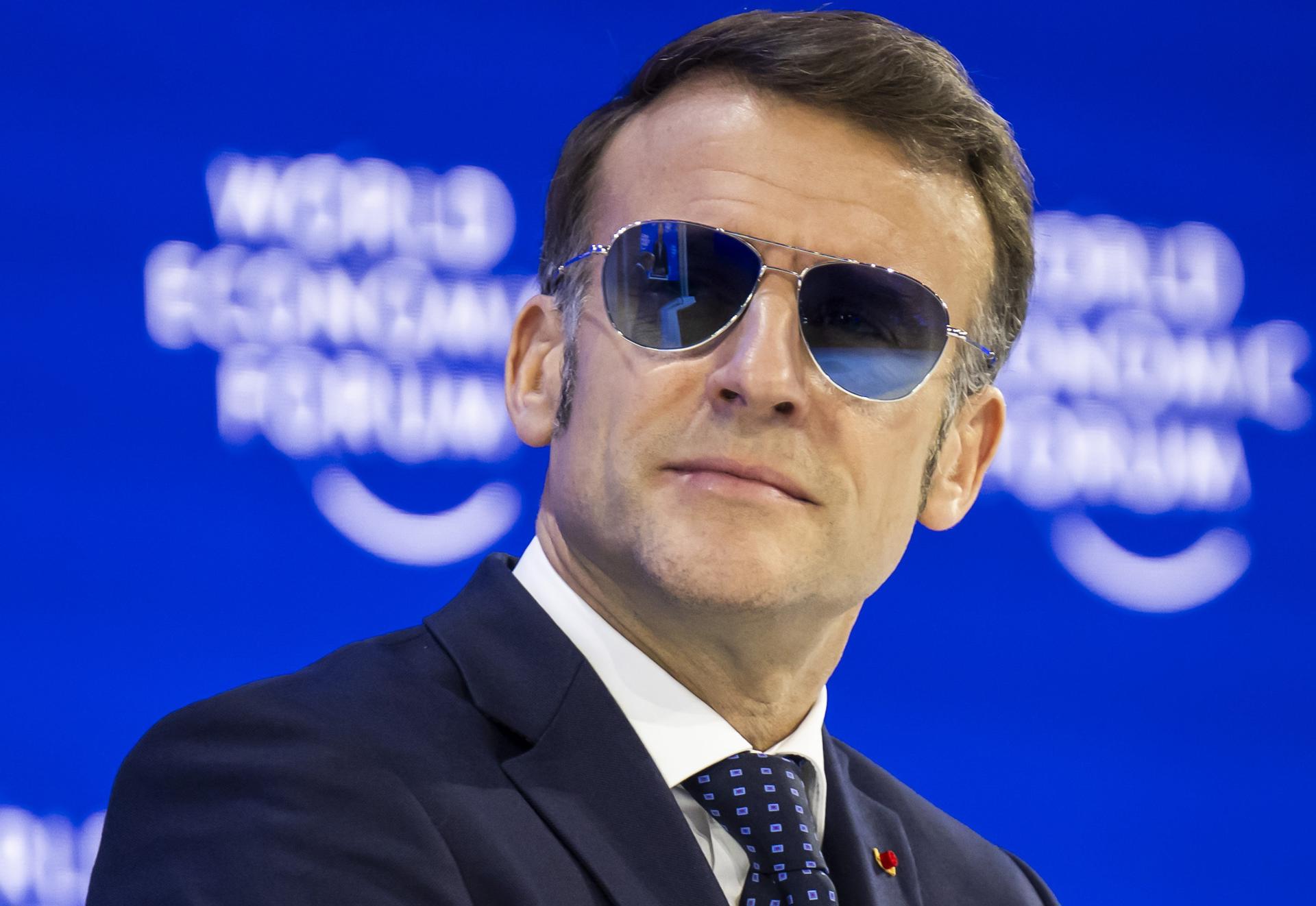 Macron dio discurso con gafas de sol en Davos y desató ola de comentarios: esta es la razón