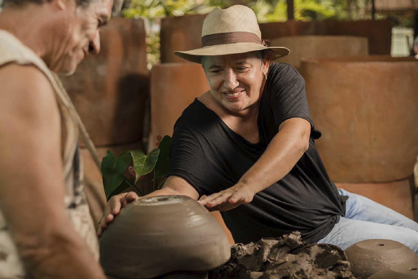 Del barro al diseño: el emprendimiento que revive la alfarería en Cartago